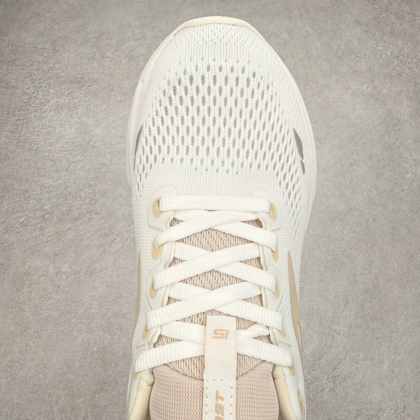 图片[4]-Brooks布鲁克斯 Ghost 15 马拉松舒适百搭防滑耐磨低帮跑步鞋 Brooks 四大跑鞋之一 百年品牌 跑鞋从外形上基本就能判断这是一款速度跑鞋 简洁干练的外形结构和极强的运动流线型看着非常有速度感 上脚的第一感觉是非常轻 美码9码的鞋单只206g不到 从个人偏好来说 200g左右的竞速鞋最具安全感 鞋面采用单层网布 很薄 前掌使用了大量开放式网眼 排气直接快速 透气性上乘 鞋舌也是轻量化设计 仅为一层麂皮 和脚背完美贴合 鞋舌中央有个防偏穿孔 从实际穿着来看 通常鞋舌都是外偏 如果是防偏穿孔位于中心 防偏效果其实并不十分有效 如果采用趋外侧的偏心设计更有效 鞋帮泡棉填充量不大 但非常紧凑 贴合舒适 包裹稳固 内置硬质TPU保证必要的稳定性 跑鞋中底采用的是DNA FLASH科技材料 DNA FLASH中底科技 是Brooks第一款将氮气注入中底的创新科技 主要原理是借助“超临界流体”发泡技术 将液态氮稳定的转化为气态氮 并使其均匀地形成无数紧密贴合的密闭式气囊结构 尺码：36 36.5 37.5 38 38.5 39 40 40.5 41 42 42.5 43 44 44.5 45 46-选品中心