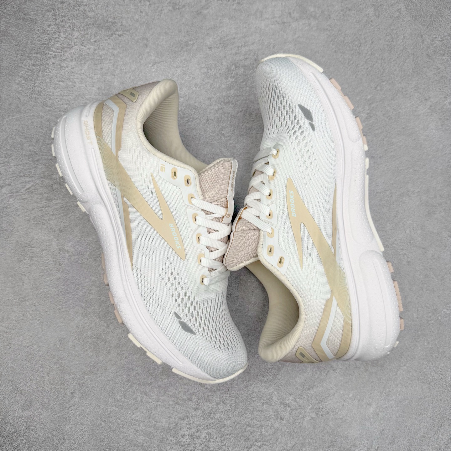 图片[3]-Brooks布鲁克斯 Ghost 15 马拉松舒适百搭防滑耐磨低帮跑步鞋 Brooks 四大跑鞋之一 百年品牌 跑鞋从外形上基本就能判断这是一款速度跑鞋 简洁干练的外形结构和极强的运动流线型看着非常有速度感 上脚的第一感觉是非常轻 美码9码的鞋单只206g不到 从个人偏好来说 200g左右的竞速鞋最具安全感 鞋面采用单层网布 很薄 前掌使用了大量开放式网眼 排气直接快速 透气性上乘 鞋舌也是轻量化设计 仅为一层麂皮 和脚背完美贴合 鞋舌中央有个防偏穿孔 从实际穿着来看 通常鞋舌都是外偏 如果是防偏穿孔位于中心 防偏效果其实并不十分有效 如果采用趋外侧的偏心设计更有效 鞋帮泡棉填充量不大 但非常紧凑 贴合舒适 包裹稳固 内置硬质TPU保证必要的稳定性 跑鞋中底采用的是DNA FLASH科技材料 DNA FLASH中底科技 是Brooks第一款将氮气注入中底的创新科技 主要原理是借助“超临界流体”发泡技术 将液态氮稳定的转化为气态氮 并使其均匀地形成无数紧密贴合的密闭式气囊结构 尺码：36 36.5 37.5 38 38.5 39 40 40.5 41 42 42.5 43 44 44.5 45 46-选品中心