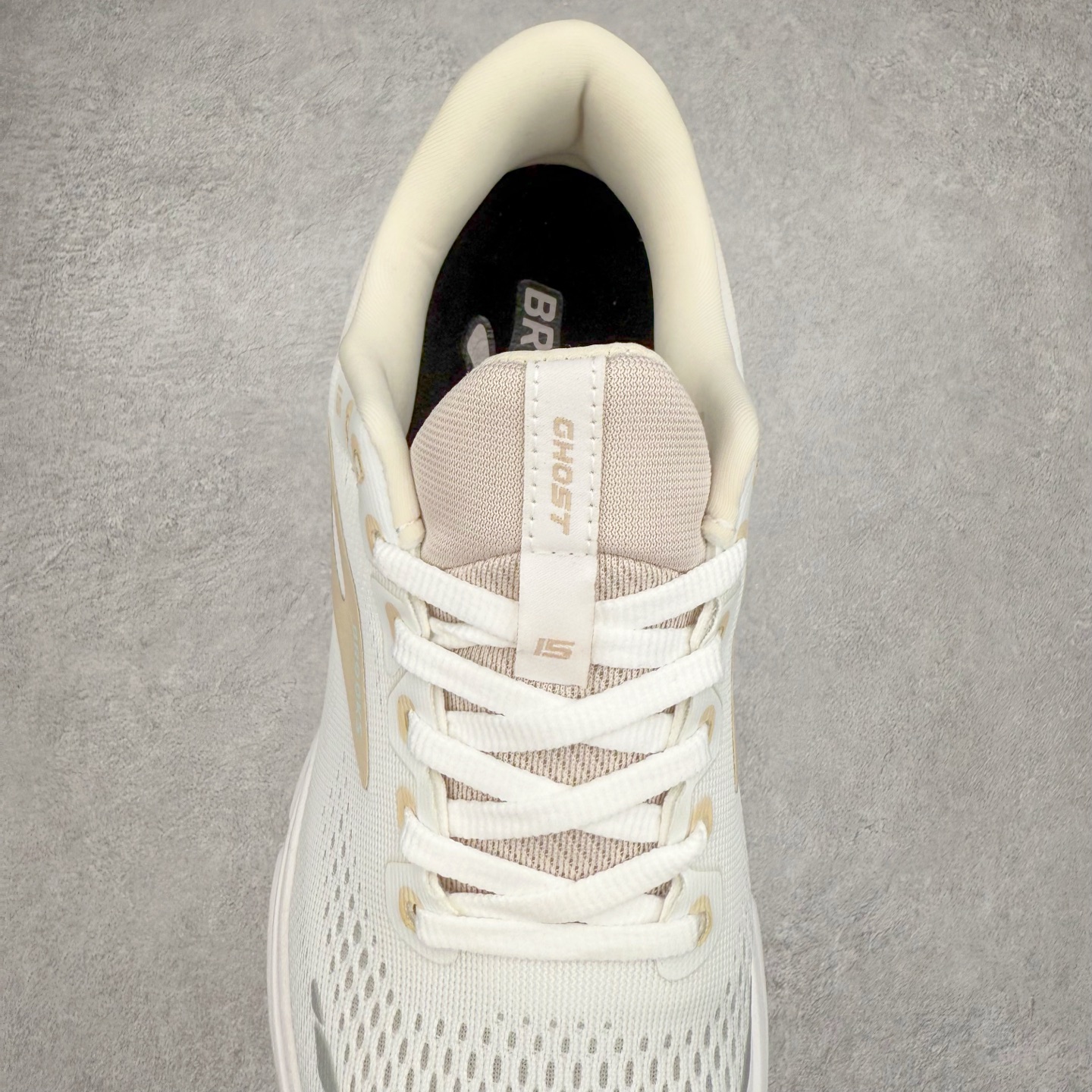 图片[5]-Brooks布鲁克斯 Ghost 15 马拉松舒适百搭防滑耐磨低帮跑步鞋 Brooks 四大跑鞋之一 百年品牌 跑鞋从外形上基本就能判断这是一款速度跑鞋 简洁干练的外形结构和极强的运动流线型看着非常有速度感 上脚的第一感觉是非常轻 美码9码的鞋单只206g不到 从个人偏好来说 200g左右的竞速鞋最具安全感 鞋面采用单层网布 很薄 前掌使用了大量开放式网眼 排气直接快速 透气性上乘 鞋舌也是轻量化设计 仅为一层麂皮 和脚背完美贴合 鞋舌中央有个防偏穿孔 从实际穿着来看 通常鞋舌都是外偏 如果是防偏穿孔位于中心 防偏效果其实并不十分有效 如果采用趋外侧的偏心设计更有效 鞋帮泡棉填充量不大 但非常紧凑 贴合舒适 包裹稳固 内置硬质TPU保证必要的稳定性 跑鞋中底采用的是DNA FLASH科技材料 DNA FLASH中底科技 是Brooks第一款将氮气注入中底的创新科技 主要原理是借助“超临界流体”发泡技术 将液态氮稳定的转化为气态氮 并使其均匀地形成无数紧密贴合的密闭式气囊结构 尺码：36 36.5 37.5 38 38.5 39 40 40.5 41 42 42.5 43 44 44.5 45 46-选品中心