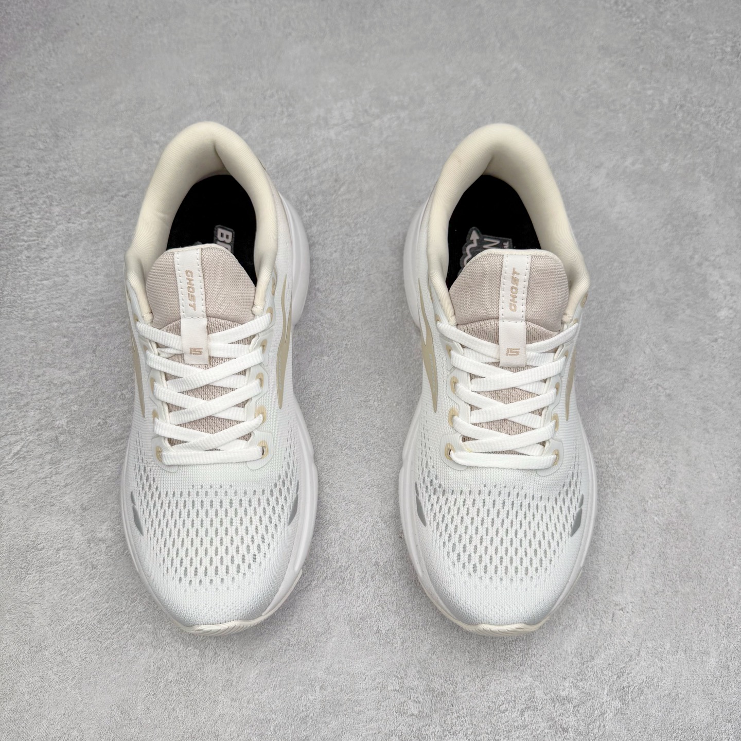 图片[2]-Brooks布鲁克斯 Ghost 15 马拉松舒适百搭防滑耐磨低帮跑步鞋 Brooks 四大跑鞋之一 百年品牌 跑鞋从外形上基本就能判断这是一款速度跑鞋 简洁干练的外形结构和极强的运动流线型看着非常有速度感 上脚的第一感觉是非常轻 美码9码的鞋单只206g不到 从个人偏好来说 200g左右的竞速鞋最具安全感 鞋面采用单层网布 很薄 前掌使用了大量开放式网眼 排气直接快速 透气性上乘 鞋舌也是轻量化设计 仅为一层麂皮 和脚背完美贴合 鞋舌中央有个防偏穿孔 从实际穿着来看 通常鞋舌都是外偏 如果是防偏穿孔位于中心 防偏效果其实并不十分有效 如果采用趋外侧的偏心设计更有效 鞋帮泡棉填充量不大 但非常紧凑 贴合舒适 包裹稳固 内置硬质TPU保证必要的稳定性 跑鞋中底采用的是DNA FLASH科技材料 DNA FLASH中底科技 是Brooks第一款将氮气注入中底的创新科技 主要原理是借助“超临界流体”发泡技术 将液态氮稳定的转化为气态氮 并使其均匀地形成无数紧密贴合的密闭式气囊结构 尺码：36 36.5 37.5 38 38.5 39 40 40.5 41 42 42.5 43 44 44.5 45 46-选品中心