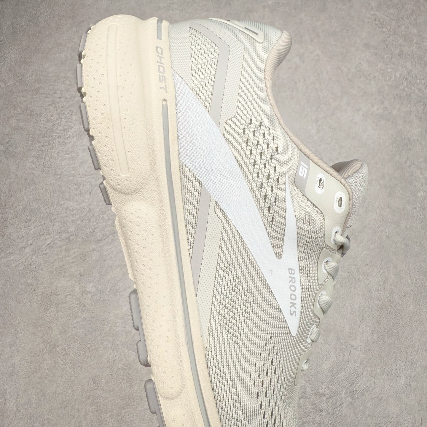 图片[6]-Brooks布鲁克斯 Ghost 15 马拉松舒适百搭防滑耐磨低帮跑步鞋 Brooks 四大跑鞋之一 百年品牌 跑鞋从外形上基本就能判断这是一款速度跑鞋 简洁干练的外形结构和极强的运动流线型看着非常有速度感 上脚的第一感觉是非常轻 美码9码的鞋单只206g不到 从个人偏好来说 200g左右的竞速鞋最具安全感 鞋面采用单层网布 很薄 前掌使用了大量开放式网眼 排气直接快速 透气性上乘 鞋舌也是轻量化设计 仅为一层麂皮 和脚背完美贴合 鞋舌中央有个防偏穿孔 从实际穿着来看 通常鞋舌都是外偏 如果是防偏穿孔位于中心 防偏效果其实并不十分有效 如果采用趋外侧的偏心设计更有效 鞋帮泡棉填充量不大 但非常紧凑 贴合舒适 包裹稳固 内置硬质TPU保证必要的稳定性 跑鞋中底采用的是DNA FLASH科技材料 DNA FLASH中底科技 是Brooks第一款将氮气注入中底的创新科技 主要原理是借助“超临界流体”发泡技术 将液态氮稳定的转化为气态氮 并使其均匀地形成无数紧密贴合的密闭式气囊结构 尺码：36 36.5 37.5 38 38.5 39 40 40.5 41 42 42.5 43 44 44.5 45 46-选品中心