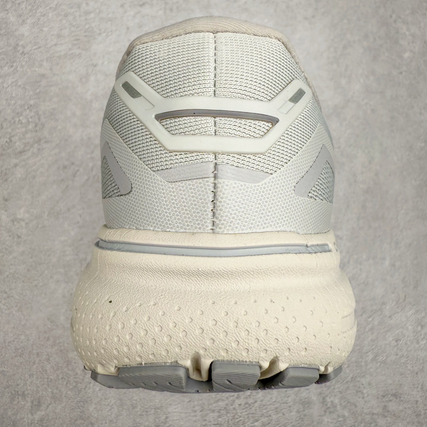 图片[8]-Brooks布鲁克斯 Ghost 15 马拉松舒适百搭防滑耐磨低帮跑步鞋 Brooks 四大跑鞋之一 百年品牌 跑鞋从外形上基本就能判断这是一款速度跑鞋 简洁干练的外形结构和极强的运动流线型看着非常有速度感 上脚的第一感觉是非常轻 美码9码的鞋单只206g不到 从个人偏好来说 200g左右的竞速鞋最具安全感 鞋面采用单层网布 很薄 前掌使用了大量开放式网眼 排气直接快速 透气性上乘 鞋舌也是轻量化设计 仅为一层麂皮 和脚背完美贴合 鞋舌中央有个防偏穿孔 从实际穿着来看 通常鞋舌都是外偏 如果是防偏穿孔位于中心 防偏效果其实并不十分有效 如果采用趋外侧的偏心设计更有效 鞋帮泡棉填充量不大 但非常紧凑 贴合舒适 包裹稳固 内置硬质TPU保证必要的稳定性 跑鞋中底采用的是DNA FLASH科技材料 DNA FLASH中底科技 是Brooks第一款将氮气注入中底的创新科技 主要原理是借助“超临界流体”发泡技术 将液态氮稳定的转化为气态氮 并使其均匀地形成无数紧密贴合的密闭式气囊结构 尺码：36 36.5 37.5 38 38.5 39 40 40.5 41 42 42.5 43 44 44.5 45 46-选品中心