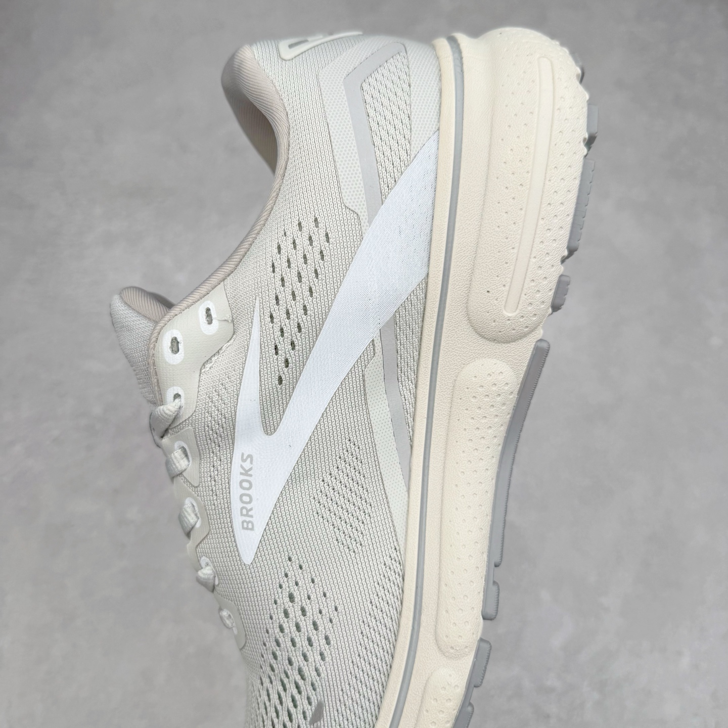 图片[7]-Brooks布鲁克斯 Ghost 15 马拉松舒适百搭防滑耐磨低帮跑步鞋 Brooks 四大跑鞋之一 百年品牌 跑鞋从外形上基本就能判断这是一款速度跑鞋 简洁干练的外形结构和极强的运动流线型看着非常有速度感 上脚的第一感觉是非常轻 美码9码的鞋单只206g不到 从个人偏好来说 200g左右的竞速鞋最具安全感 鞋面采用单层网布 很薄 前掌使用了大量开放式网眼 排气直接快速 透气性上乘 鞋舌也是轻量化设计 仅为一层麂皮 和脚背完美贴合 鞋舌中央有个防偏穿孔 从实际穿着来看 通常鞋舌都是外偏 如果是防偏穿孔位于中心 防偏效果其实并不十分有效 如果采用趋外侧的偏心设计更有效 鞋帮泡棉填充量不大 但非常紧凑 贴合舒适 包裹稳固 内置硬质TPU保证必要的稳定性 跑鞋中底采用的是DNA FLASH科技材料 DNA FLASH中底科技 是Brooks第一款将氮气注入中底的创新科技 主要原理是借助“超临界流体”发泡技术 将液态氮稳定的转化为气态氮 并使其均匀地形成无数紧密贴合的密闭式气囊结构 尺码：36 36.5 37.5 38 38.5 39 40 40.5 41 42 42.5 43 44 44.5 45 46-选品中心