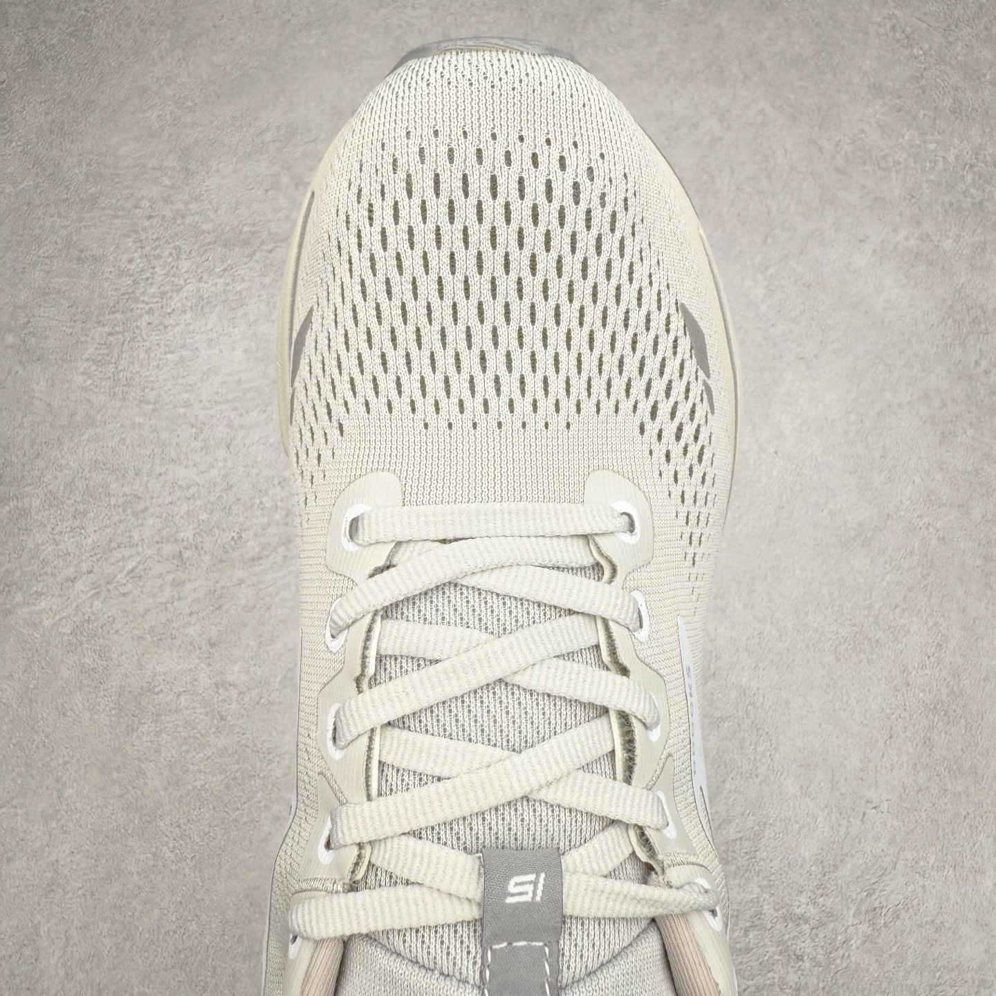 图片[4]-Brooks布鲁克斯 Ghost 15 马拉松舒适百搭防滑耐磨低帮跑步鞋 Brooks 四大跑鞋之一 百年品牌 跑鞋从外形上基本就能判断这是一款速度跑鞋 简洁干练的外形结构和极强的运动流线型看着非常有速度感 上脚的第一感觉是非常轻 美码9码的鞋单只206g不到 从个人偏好来说 200g左右的竞速鞋最具安全感 鞋面采用单层网布 很薄 前掌使用了大量开放式网眼 排气直接快速 透气性上乘 鞋舌也是轻量化设计 仅为一层麂皮 和脚背完美贴合 鞋舌中央有个防偏穿孔 从实际穿着来看 通常鞋舌都是外偏 如果是防偏穿孔位于中心 防偏效果其实并不十分有效 如果采用趋外侧的偏心设计更有效 鞋帮泡棉填充量不大 但非常紧凑 贴合舒适 包裹稳固 内置硬质TPU保证必要的稳定性 跑鞋中底采用的是DNA FLASH科技材料 DNA FLASH中底科技 是Brooks第一款将氮气注入中底的创新科技 主要原理是借助“超临界流体”发泡技术 将液态氮稳定的转化为气态氮 并使其均匀地形成无数紧密贴合的密闭式气囊结构 尺码：36 36.5 37.5 38 38.5 39 40 40.5 41 42 42.5 43 44 44.5 45 46-选品中心