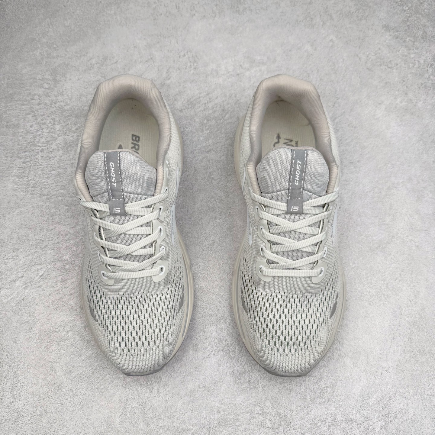 图片[2]-Brooks布鲁克斯 Ghost 15 马拉松舒适百搭防滑耐磨低帮跑步鞋 Brooks 四大跑鞋之一 百年品牌 跑鞋从外形上基本就能判断这是一款速度跑鞋 简洁干练的外形结构和极强的运动流线型看着非常有速度感 上脚的第一感觉是非常轻 美码9码的鞋单只206g不到 从个人偏好来说 200g左右的竞速鞋最具安全感 鞋面采用单层网布 很薄 前掌使用了大量开放式网眼 排气直接快速 透气性上乘 鞋舌也是轻量化设计 仅为一层麂皮 和脚背完美贴合 鞋舌中央有个防偏穿孔 从实际穿着来看 通常鞋舌都是外偏 如果是防偏穿孔位于中心 防偏效果其实并不十分有效 如果采用趋外侧的偏心设计更有效 鞋帮泡棉填充量不大 但非常紧凑 贴合舒适 包裹稳固 内置硬质TPU保证必要的稳定性 跑鞋中底采用的是DNA FLASH科技材料 DNA FLASH中底科技 是Brooks第一款将氮气注入中底的创新科技 主要原理是借助“超临界流体”发泡技术 将液态氮稳定的转化为气态氮 并使其均匀地形成无数紧密贴合的密闭式气囊结构 尺码：36 36.5 37.5 38 38.5 39 40 40.5 41 42 42.5 43 44 44.5 45 46-选品中心