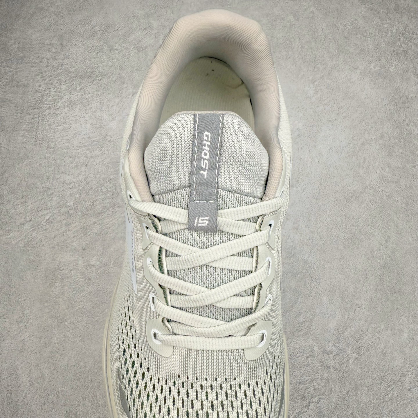 图片[5]-Brooks布鲁克斯 Ghost 15 马拉松舒适百搭防滑耐磨低帮跑步鞋 Brooks 四大跑鞋之一 百年品牌 跑鞋从外形上基本就能判断这是一款速度跑鞋 简洁干练的外形结构和极强的运动流线型看着非常有速度感 上脚的第一感觉是非常轻 美码9码的鞋单只206g不到 从个人偏好来说 200g左右的竞速鞋最具安全感 鞋面采用单层网布 很薄 前掌使用了大量开放式网眼 排气直接快速 透气性上乘 鞋舌也是轻量化设计 仅为一层麂皮 和脚背完美贴合 鞋舌中央有个防偏穿孔 从实际穿着来看 通常鞋舌都是外偏 如果是防偏穿孔位于中心 防偏效果其实并不十分有效 如果采用趋外侧的偏心设计更有效 鞋帮泡棉填充量不大 但非常紧凑 贴合舒适 包裹稳固 内置硬质TPU保证必要的稳定性 跑鞋中底采用的是DNA FLASH科技材料 DNA FLASH中底科技 是Brooks第一款将氮气注入中底的创新科技 主要原理是借助“超临界流体”发泡技术 将液态氮稳定的转化为气态氮 并使其均匀地形成无数紧密贴合的密闭式气囊结构 尺码：36 36.5 37.5 38 38.5 39 40 40.5 41 42 42.5 43 44 44.5 45 46-选品中心