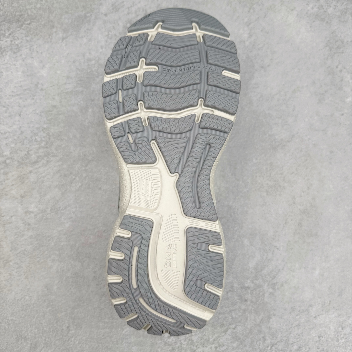 图片[9]-Brooks布鲁克斯 Ghost 15 马拉松舒适百搭防滑耐磨低帮跑步鞋 Brooks 四大跑鞋之一 百年品牌 跑鞋从外形上基本就能判断这是一款速度跑鞋 简洁干练的外形结构和极强的运动流线型看着非常有速度感 上脚的第一感觉是非常轻 美码9码的鞋单只206g不到 从个人偏好来说 200g左右的竞速鞋最具安全感 鞋面采用单层网布 很薄 前掌使用了大量开放式网眼 排气直接快速 透气性上乘 鞋舌也是轻量化设计 仅为一层麂皮 和脚背完美贴合 鞋舌中央有个防偏穿孔 从实际穿着来看 通常鞋舌都是外偏 如果是防偏穿孔位于中心 防偏效果其实并不十分有效 如果采用趋外侧的偏心设计更有效 鞋帮泡棉填充量不大 但非常紧凑 贴合舒适 包裹稳固 内置硬质TPU保证必要的稳定性 跑鞋中底采用的是DNA FLASH科技材料 DNA FLASH中底科技 是Brooks第一款将氮气注入中底的创新科技 主要原理是借助“超临界流体”发泡技术 将液态氮稳定的转化为气态氮 并使其均匀地形成无数紧密贴合的密闭式气囊结构 尺码：36 36.5 37.5 38 38.5 39 40 40.5 41 42 42.5 43 44 44.5 45 46-选品中心