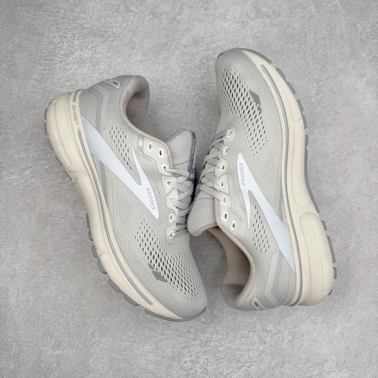 图片[3]-Brooks布鲁克斯 Ghost 15 马拉松舒适百搭防滑耐磨低帮跑步鞋 Brooks 四大跑鞋之一 百年品牌 跑鞋从外形上基本就能判断这是一款速度跑鞋 简洁干练的外形结构和极强的运动流线型看着非常有速度感 上脚的第一感觉是非常轻 美码9码的鞋单只206g不到 从个人偏好来说 200g左右的竞速鞋最具安全感 鞋面采用单层网布 很薄 前掌使用了大量开放式网眼 排气直接快速 透气性上乘 鞋舌也是轻量化设计 仅为一层麂皮 和脚背完美贴合 鞋舌中央有个防偏穿孔 从实际穿着来看 通常鞋舌都是外偏 如果是防偏穿孔位于中心 防偏效果其实并不十分有效 如果采用趋外侧的偏心设计更有效 鞋帮泡棉填充量不大 但非常紧凑 贴合舒适 包裹稳固 内置硬质TPU保证必要的稳定性 跑鞋中底采用的是DNA FLASH科技材料 DNA FLASH中底科技 是Brooks第一款将氮气注入中底的创新科技 主要原理是借助“超临界流体”发泡技术 将液态氮稳定的转化为气态氮 并使其均匀地形成无数紧密贴合的密闭式气囊结构 尺码：36 36.5 37.5 38 38.5 39 40 40.5 41 42 42.5 43 44 44.5 45 46-选品中心