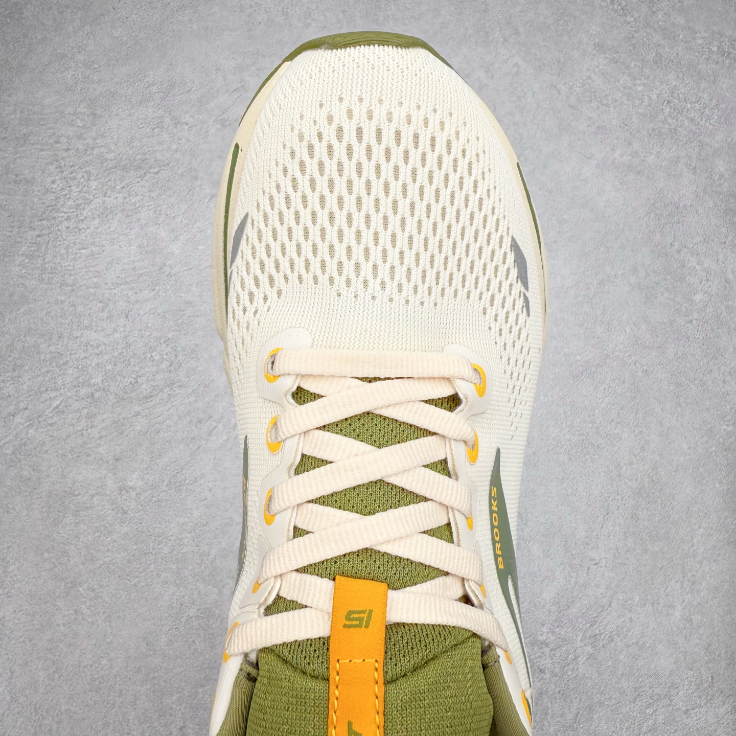 图片[4]-Brooks布鲁克斯 Ghost 15 马拉松舒适百搭防滑耐磨低帮跑步鞋 Brooks 四大跑鞋之一 百年品牌 跑鞋从外形上基本就能判断这是一款速度跑鞋 简洁干练的外形结构和极强的运动流线型看着非常有速度感 上脚的第一感觉是非常轻 美码9码的鞋单只206g不到 从个人偏好来说 200g左右的竞速鞋最具安全感 鞋面采用单层网布 很薄 前掌使用了大量开放式网眼 排气直接快速 透气性上乘 鞋舌也是轻量化设计 仅为一层麂皮 和脚背完美贴合 鞋舌中央有个防偏穿孔 从实际穿着来看 通常鞋舌都是外偏 如果是防偏穿孔位于中心 防偏效果其实并不十分有效 如果采用趋外侧的偏心设计更有效 鞋帮泡棉填充量不大 但非常紧凑 贴合舒适 包裹稳固 内置硬质TPU保证必要的稳定性 跑鞋中底采用的是DNA FLASH科技材料 DNA FLASH中底科技 是Brooks第一款将氮气注入中底的创新科技 主要原理是借助“超临界流体”发泡技术 将液态氮稳定的转化为气态氮 并使其均匀地形成无数紧密贴合的密闭式气囊结构 尺码：36 36.5 37.5 38 38.5 39 40 40.5 41 42 42.5 43 44 44.5 45 46-选品中心