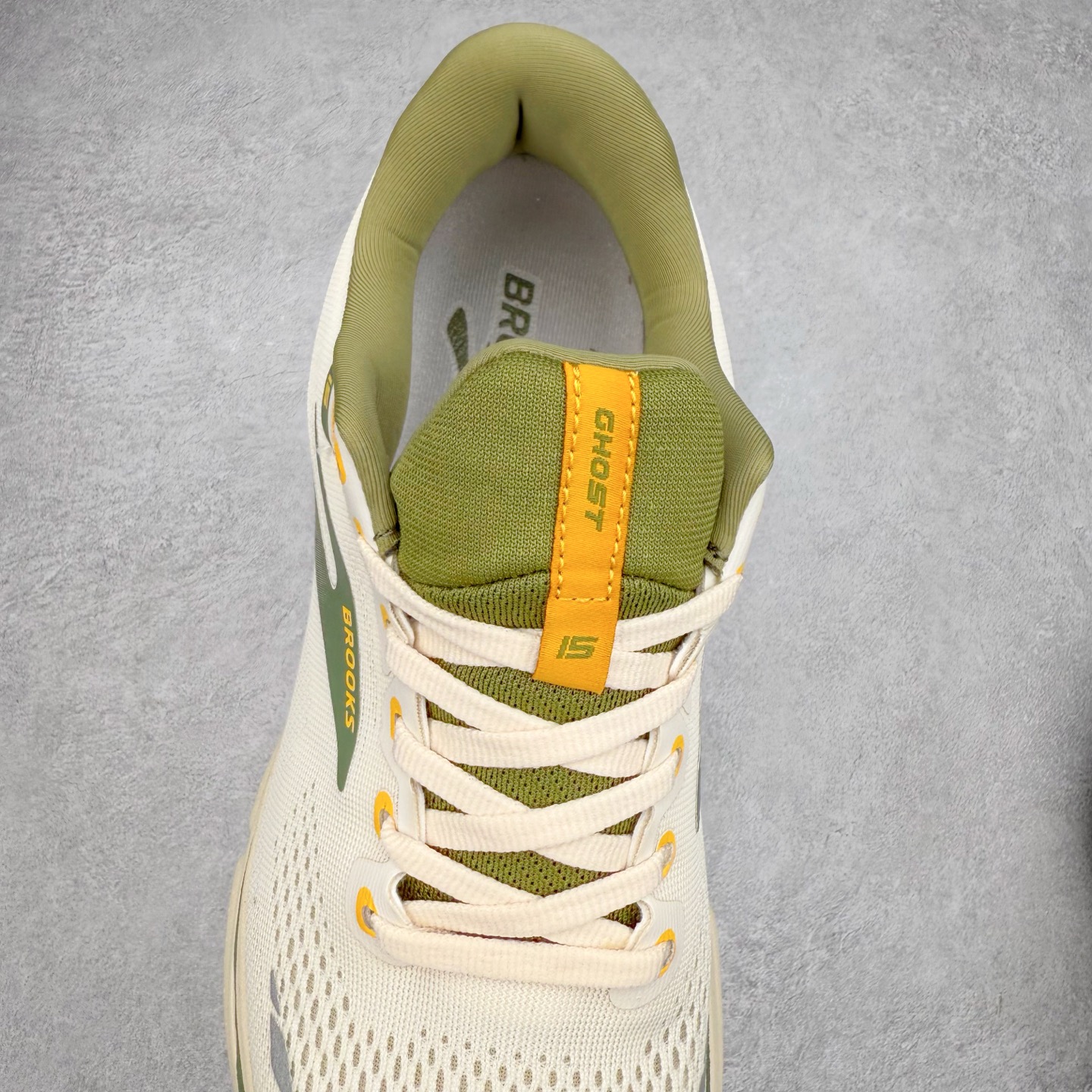 图片[5]-Brooks布鲁克斯 Ghost 15 马拉松舒适百搭防滑耐磨低帮跑步鞋 Brooks 四大跑鞋之一 百年品牌 跑鞋从外形上基本就能判断这是一款速度跑鞋 简洁干练的外形结构和极强的运动流线型看着非常有速度感 上脚的第一感觉是非常轻 美码9码的鞋单只206g不到 从个人偏好来说 200g左右的竞速鞋最具安全感 鞋面采用单层网布 很薄 前掌使用了大量开放式网眼 排气直接快速 透气性上乘 鞋舌也是轻量化设计 仅为一层麂皮 和脚背完美贴合 鞋舌中央有个防偏穿孔 从实际穿着来看 通常鞋舌都是外偏 如果是防偏穿孔位于中心 防偏效果其实并不十分有效 如果采用趋外侧的偏心设计更有效 鞋帮泡棉填充量不大 但非常紧凑 贴合舒适 包裹稳固 内置硬质TPU保证必要的稳定性 跑鞋中底采用的是DNA FLASH科技材料 DNA FLASH中底科技 是Brooks第一款将氮气注入中底的创新科技 主要原理是借助“超临界流体”发泡技术 将液态氮稳定的转化为气态氮 并使其均匀地形成无数紧密贴合的密闭式气囊结构 尺码：36 36.5 37.5 38 38.5 39 40 40.5 41 42 42.5 43 44 44.5 45 46-选品中心