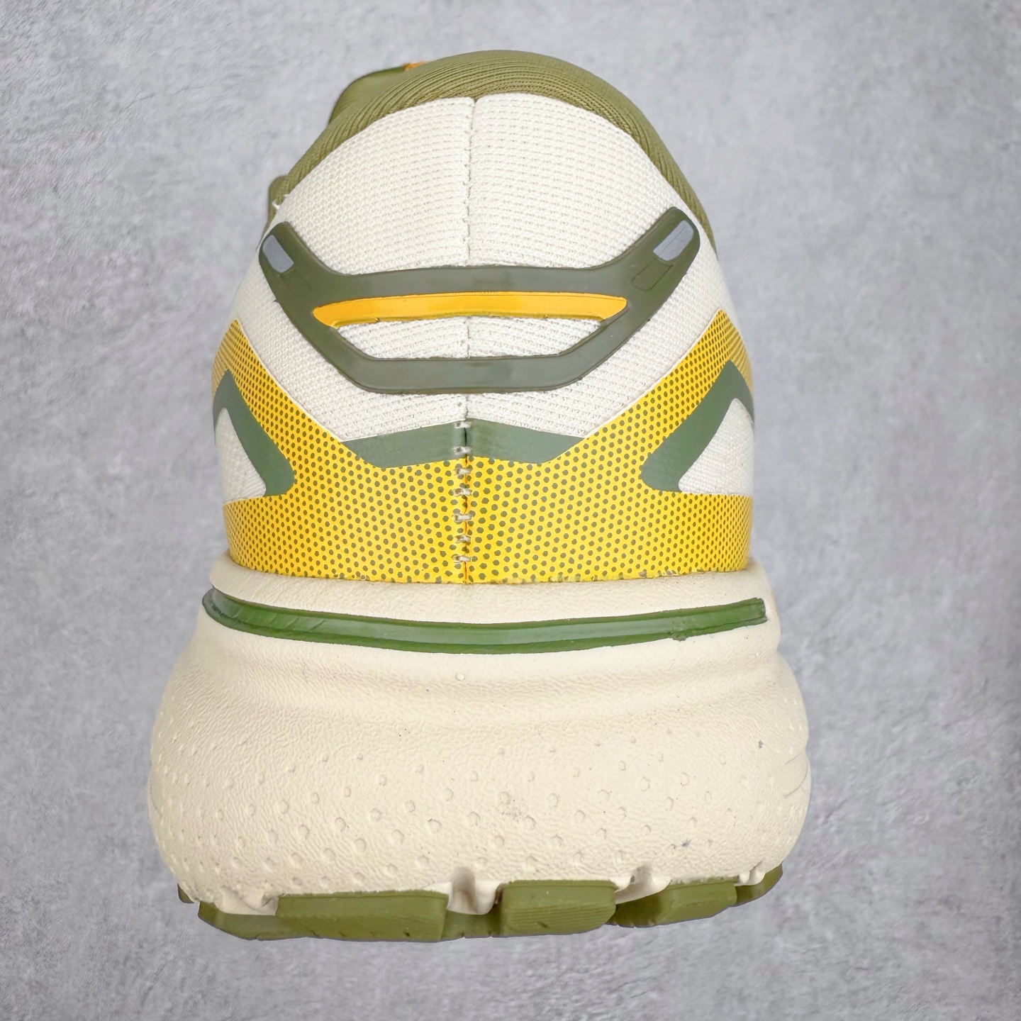 图片[8]-Brooks布鲁克斯 Ghost 15 马拉松舒适百搭防滑耐磨低帮跑步鞋 Brooks 四大跑鞋之一 百年品牌 跑鞋从外形上基本就能判断这是一款速度跑鞋 简洁干练的外形结构和极强的运动流线型看着非常有速度感 上脚的第一感觉是非常轻 美码9码的鞋单只206g不到 从个人偏好来说 200g左右的竞速鞋最具安全感 鞋面采用单层网布 很薄 前掌使用了大量开放式网眼 排气直接快速 透气性上乘 鞋舌也是轻量化设计 仅为一层麂皮 和脚背完美贴合 鞋舌中央有个防偏穿孔 从实际穿着来看 通常鞋舌都是外偏 如果是防偏穿孔位于中心 防偏效果其实并不十分有效 如果采用趋外侧的偏心设计更有效 鞋帮泡棉填充量不大 但非常紧凑 贴合舒适 包裹稳固 内置硬质TPU保证必要的稳定性 跑鞋中底采用的是DNA FLASH科技材料 DNA FLASH中底科技 是Brooks第一款将氮气注入中底的创新科技 主要原理是借助“超临界流体”发泡技术 将液态氮稳定的转化为气态氮 并使其均匀地形成无数紧密贴合的密闭式气囊结构 尺码：36 36.5 37.5 38 38.5 39 40 40.5 41 42 42.5 43 44 44.5 45 46-选品中心