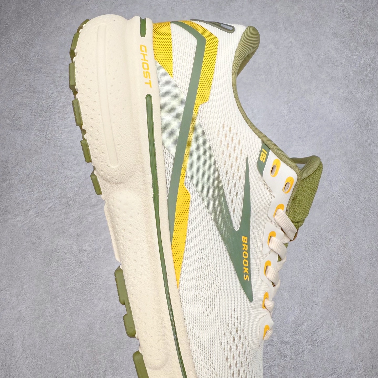 图片[6]-Brooks布鲁克斯 Ghost 15 马拉松舒适百搭防滑耐磨低帮跑步鞋 Brooks 四大跑鞋之一 百年品牌 跑鞋从外形上基本就能判断这是一款速度跑鞋 简洁干练的外形结构和极强的运动流线型看着非常有速度感 上脚的第一感觉是非常轻 美码9码的鞋单只206g不到 从个人偏好来说 200g左右的竞速鞋最具安全感 鞋面采用单层网布 很薄 前掌使用了大量开放式网眼 排气直接快速 透气性上乘 鞋舌也是轻量化设计 仅为一层麂皮 和脚背完美贴合 鞋舌中央有个防偏穿孔 从实际穿着来看 通常鞋舌都是外偏 如果是防偏穿孔位于中心 防偏效果其实并不十分有效 如果采用趋外侧的偏心设计更有效 鞋帮泡棉填充量不大 但非常紧凑 贴合舒适 包裹稳固 内置硬质TPU保证必要的稳定性 跑鞋中底采用的是DNA FLASH科技材料 DNA FLASH中底科技 是Brooks第一款将氮气注入中底的创新科技 主要原理是借助“超临界流体”发泡技术 将液态氮稳定的转化为气态氮 并使其均匀地形成无数紧密贴合的密闭式气囊结构 尺码：36 36.5 37.5 38 38.5 39 40 40.5 41 42 42.5 43 44 44.5 45 46-选品中心