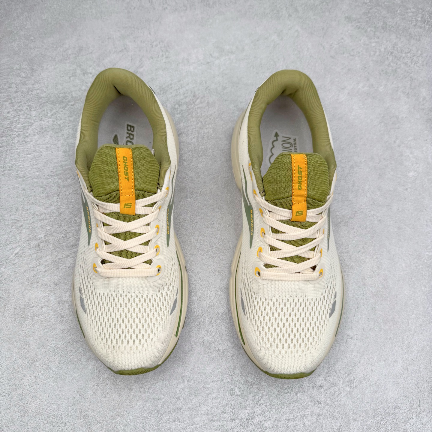 图片[2]-Brooks布鲁克斯 Ghost 15 马拉松舒适百搭防滑耐磨低帮跑步鞋 Brooks 四大跑鞋之一 百年品牌 跑鞋从外形上基本就能判断这是一款速度跑鞋 简洁干练的外形结构和极强的运动流线型看着非常有速度感 上脚的第一感觉是非常轻 美码9码的鞋单只206g不到 从个人偏好来说 200g左右的竞速鞋最具安全感 鞋面采用单层网布 很薄 前掌使用了大量开放式网眼 排气直接快速 透气性上乘 鞋舌也是轻量化设计 仅为一层麂皮 和脚背完美贴合 鞋舌中央有个防偏穿孔 从实际穿着来看 通常鞋舌都是外偏 如果是防偏穿孔位于中心 防偏效果其实并不十分有效 如果采用趋外侧的偏心设计更有效 鞋帮泡棉填充量不大 但非常紧凑 贴合舒适 包裹稳固 内置硬质TPU保证必要的稳定性 跑鞋中底采用的是DNA FLASH科技材料 DNA FLASH中底科技 是Brooks第一款将氮气注入中底的创新科技 主要原理是借助“超临界流体”发泡技术 将液态氮稳定的转化为气态氮 并使其均匀地形成无数紧密贴合的密闭式气囊结构 尺码：36 36.5 37.5 38 38.5 39 40 40.5 41 42 42.5 43 44 44.5 45 46-选品中心