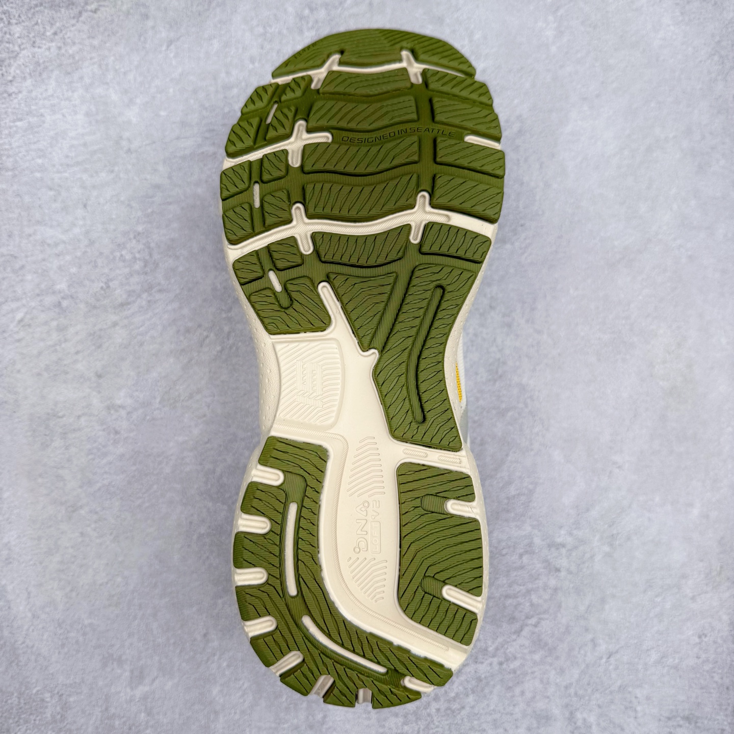 图片[9]-Brooks布鲁克斯 Ghost 15 马拉松舒适百搭防滑耐磨低帮跑步鞋 Brooks 四大跑鞋之一 百年品牌 跑鞋从外形上基本就能判断这是一款速度跑鞋 简洁干练的外形结构和极强的运动流线型看着非常有速度感 上脚的第一感觉是非常轻 美码9码的鞋单只206g不到 从个人偏好来说 200g左右的竞速鞋最具安全感 鞋面采用单层网布 很薄 前掌使用了大量开放式网眼 排气直接快速 透气性上乘 鞋舌也是轻量化设计 仅为一层麂皮 和脚背完美贴合 鞋舌中央有个防偏穿孔 从实际穿着来看 通常鞋舌都是外偏 如果是防偏穿孔位于中心 防偏效果其实并不十分有效 如果采用趋外侧的偏心设计更有效 鞋帮泡棉填充量不大 但非常紧凑 贴合舒适 包裹稳固 内置硬质TPU保证必要的稳定性 跑鞋中底采用的是DNA FLASH科技材料 DNA FLASH中底科技 是Brooks第一款将氮气注入中底的创新科技 主要原理是借助“超临界流体”发泡技术 将液态氮稳定的转化为气态氮 并使其均匀地形成无数紧密贴合的密闭式气囊结构 尺码：36 36.5 37.5 38 38.5 39 40 40.5 41 42 42.5 43 44 44.5 45 46-选品中心