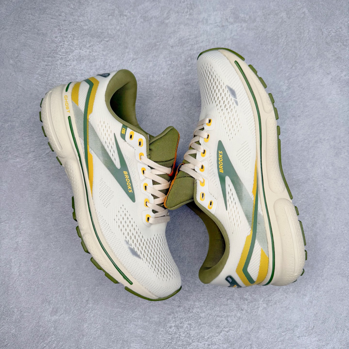 图片[3]-Brooks布鲁克斯 Ghost 15 马拉松舒适百搭防滑耐磨低帮跑步鞋 Brooks 四大跑鞋之一 百年品牌 跑鞋从外形上基本就能判断这是一款速度跑鞋 简洁干练的外形结构和极强的运动流线型看着非常有速度感 上脚的第一感觉是非常轻 美码9码的鞋单只206g不到 从个人偏好来说 200g左右的竞速鞋最具安全感 鞋面采用单层网布 很薄 前掌使用了大量开放式网眼 排气直接快速 透气性上乘 鞋舌也是轻量化设计 仅为一层麂皮 和脚背完美贴合 鞋舌中央有个防偏穿孔 从实际穿着来看 通常鞋舌都是外偏 如果是防偏穿孔位于中心 防偏效果其实并不十分有效 如果采用趋外侧的偏心设计更有效 鞋帮泡棉填充量不大 但非常紧凑 贴合舒适 包裹稳固 内置硬质TPU保证必要的稳定性 跑鞋中底采用的是DNA FLASH科技材料 DNA FLASH中底科技 是Brooks第一款将氮气注入中底的创新科技 主要原理是借助“超临界流体”发泡技术 将液态氮稳定的转化为气态氮 并使其均匀地形成无数紧密贴合的密闭式气囊结构 尺码：36 36.5 37.5 38 38.5 39 40 40.5 41 42 42.5 43 44 44.5 45 46-选品中心