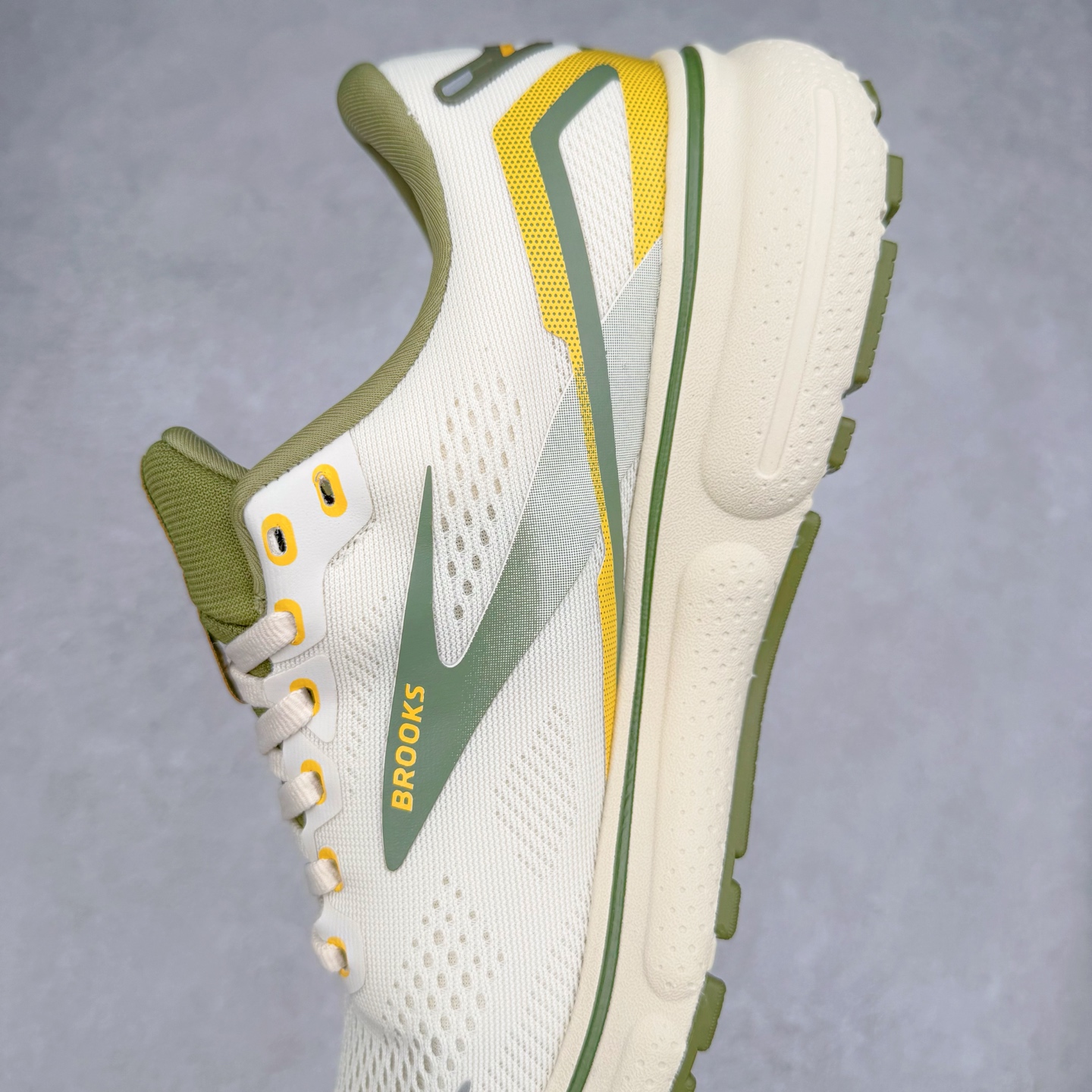 图片[7]-Brooks布鲁克斯 Ghost 15 马拉松舒适百搭防滑耐磨低帮跑步鞋 Brooks 四大跑鞋之一 百年品牌 跑鞋从外形上基本就能判断这是一款速度跑鞋 简洁干练的外形结构和极强的运动流线型看着非常有速度感 上脚的第一感觉是非常轻 美码9码的鞋单只206g不到 从个人偏好来说 200g左右的竞速鞋最具安全感 鞋面采用单层网布 很薄 前掌使用了大量开放式网眼 排气直接快速 透气性上乘 鞋舌也是轻量化设计 仅为一层麂皮 和脚背完美贴合 鞋舌中央有个防偏穿孔 从实际穿着来看 通常鞋舌都是外偏 如果是防偏穿孔位于中心 防偏效果其实并不十分有效 如果采用趋外侧的偏心设计更有效 鞋帮泡棉填充量不大 但非常紧凑 贴合舒适 包裹稳固 内置硬质TPU保证必要的稳定性 跑鞋中底采用的是DNA FLASH科技材料 DNA FLASH中底科技 是Brooks第一款将氮气注入中底的创新科技 主要原理是借助“超临界流体”发泡技术 将液态氮稳定的转化为气态氮 并使其均匀地形成无数紧密贴合的密闭式气囊结构 尺码：36 36.5 37.5 38 38.5 39 40 40.5 41 42 42.5 43 44 44.5 45 46-选品中心