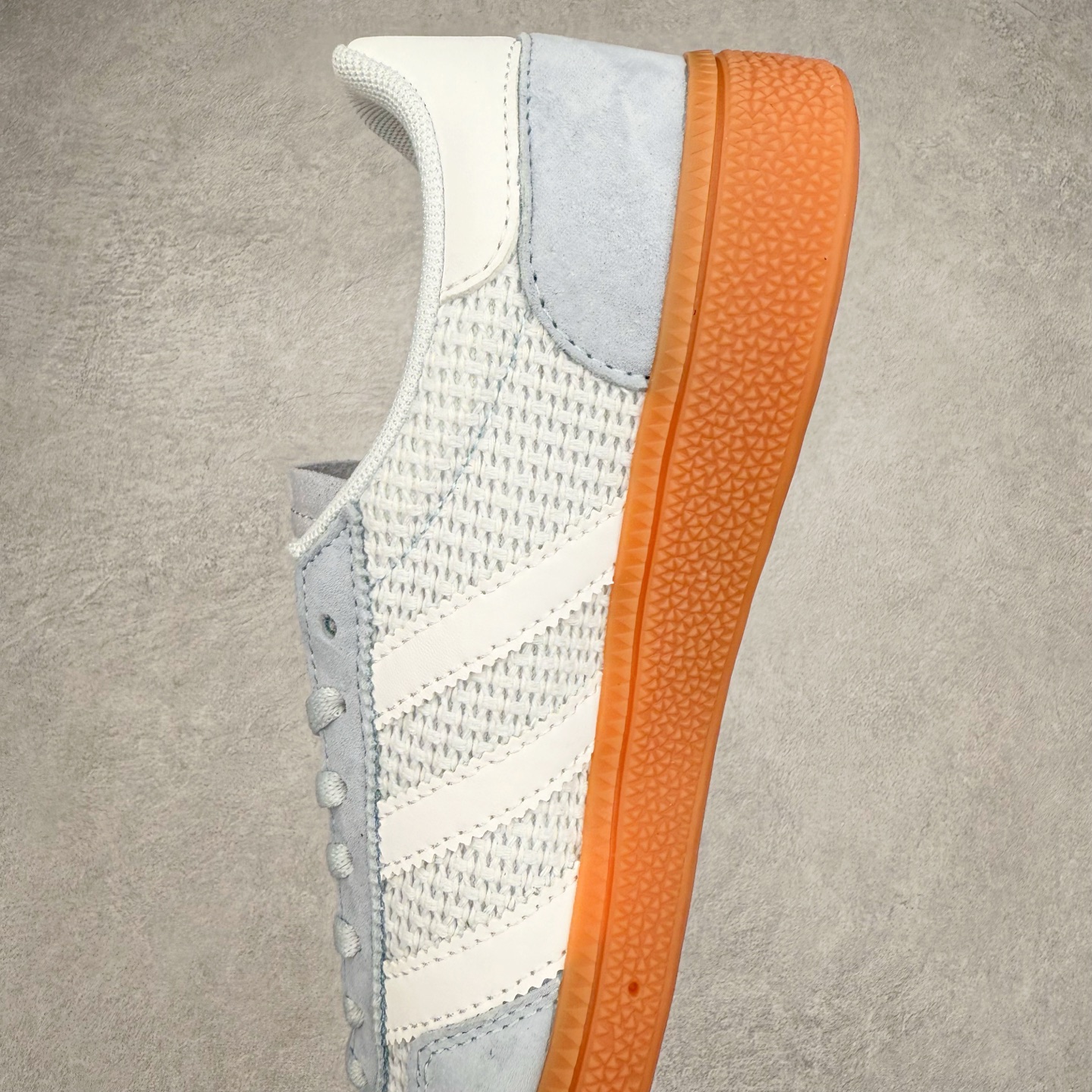 图片[7]-AD Originals Handball SPZL 手球运动员系列百搭休闲运动板鞋 JI2656 这款来自阿迪达斯的这款HANDBALL SPZL前身是一双手球运动鞋，这一次拿来复刻，所以鞋面的主要色彩选用了黑色， 鞋面外侧除了Spezial字母之外还有三叶草标志。Handball SPZL作为复古手球训练鞋与作为室内足球鞋的Samba有着异曲同工之处，但是质感更为出众的鞋身以及丰富的配色选择比起Samba来讲可以说是更胜一筹了！尺码：36 36⅔ 37⅓ 38 38⅔ 39⅓ 40 40⅔ 41⅓ 42 42⅔ 43⅓ 44 45-选品中心