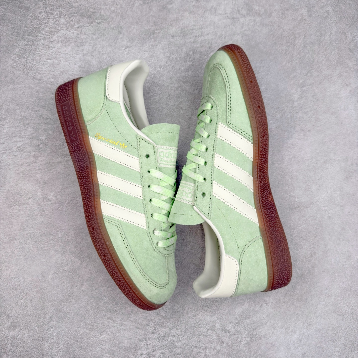 图片[3]-AD Originals Handball SPZL 手球运动员系列百搭休闲运动板鞋 KI6932 这款来自阿迪达斯的这款HANDBALL SPZL前身是一双手球运动鞋，这一次拿来复刻，所以鞋面的主要色彩选用了黑色， 鞋面外侧除了Spezial字母之外还有三叶草标志。Handball SPZL作为复古手球训练鞋与作为室内足球鞋的Samba有着异曲同工之处，但是质感更为出众的鞋身以及丰富的配色选择比起Samba来讲可以说是更胜一筹了！尺码：36 36⅔ 37⅓ 38 38⅔ 39⅓ 40 40⅔ 41⅓ 42 42⅔ 43⅓ 44 45-选品中心