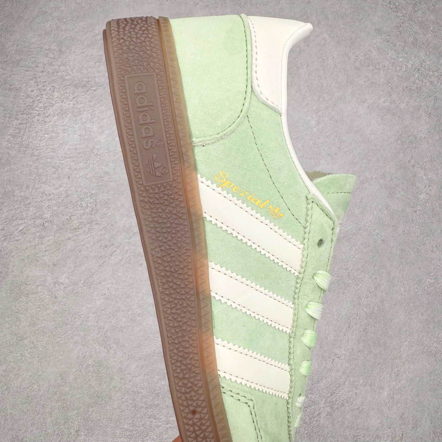 图片[6]-AD Originals Handball SPZL 手球运动员系列百搭休闲运动板鞋 KI6932 这款来自阿迪达斯的这款HANDBALL SPZL前身是一双手球运动鞋，这一次拿来复刻，所以鞋面的主要色彩选用了黑色， 鞋面外侧除了Spezial字母之外还有三叶草标志。Handball SPZL作为复古手球训练鞋与作为室内足球鞋的Samba有着异曲同工之处，但是质感更为出众的鞋身以及丰富的配色选择比起Samba来讲可以说是更胜一筹了！尺码：36 36⅔ 37⅓ 38 38⅔ 39⅓ 40 40⅔ 41⅓ 42 42⅔ 43⅓ 44 45-选品中心