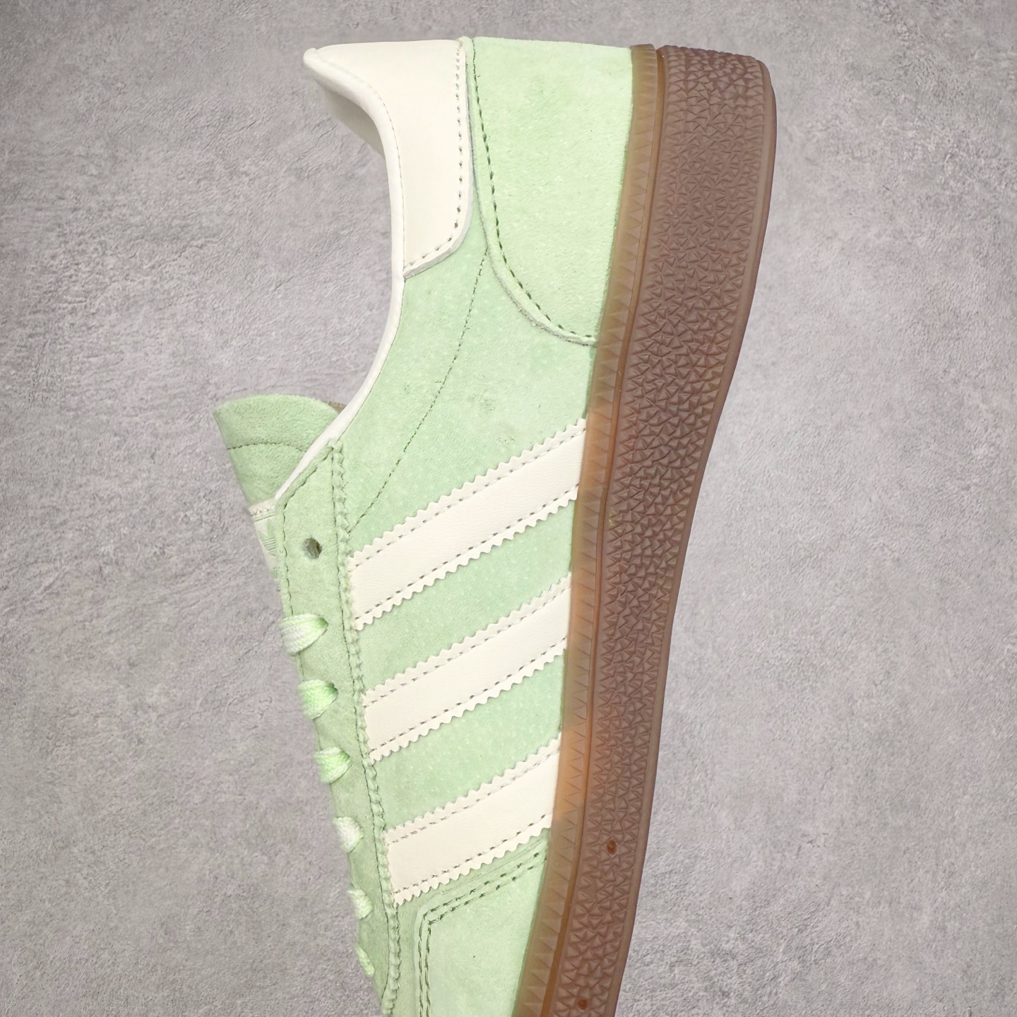 图片[7]-AD Originals Handball SPZL 手球运动员系列百搭休闲运动板鞋 KI6932 这款来自阿迪达斯的这款HANDBALL SPZL前身是一双手球运动鞋，这一次拿来复刻，所以鞋面的主要色彩选用了黑色， 鞋面外侧除了Spezial字母之外还有三叶草标志。Handball SPZL作为复古手球训练鞋与作为室内足球鞋的Samba有着异曲同工之处，但是质感更为出众的鞋身以及丰富的配色选择比起Samba来讲可以说是更胜一筹了！尺码：36 36⅔ 37⅓ 38 38⅔ 39⅓ 40 40⅔ 41⅓ 42 42⅔ 43⅓ 44 45-选品中心