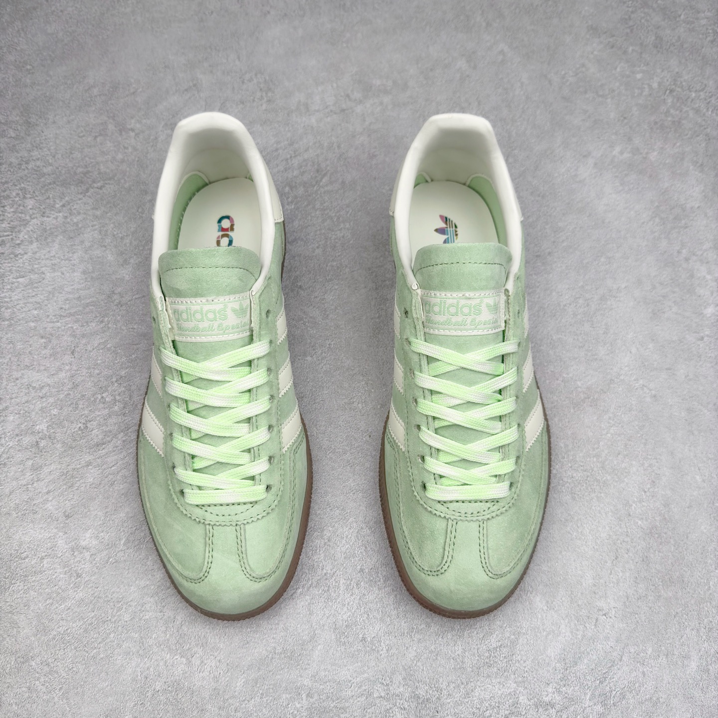 图片[2]-AD Originals Handball SPZL 手球运动员系列百搭休闲运动板鞋 KI6932 这款来自阿迪达斯的这款HANDBALL SPZL前身是一双手球运动鞋，这一次拿来复刻，所以鞋面的主要色彩选用了黑色， 鞋面外侧除了Spezial字母之外还有三叶草标志。Handball SPZL作为复古手球训练鞋与作为室内足球鞋的Samba有着异曲同工之处，但是质感更为出众的鞋身以及丰富的配色选择比起Samba来讲可以说是更胜一筹了！尺码：36 36⅔ 37⅓ 38 38⅔ 39⅓ 40 40⅔ 41⅓ 42 42⅔ 43⅓ 44 45-选品中心