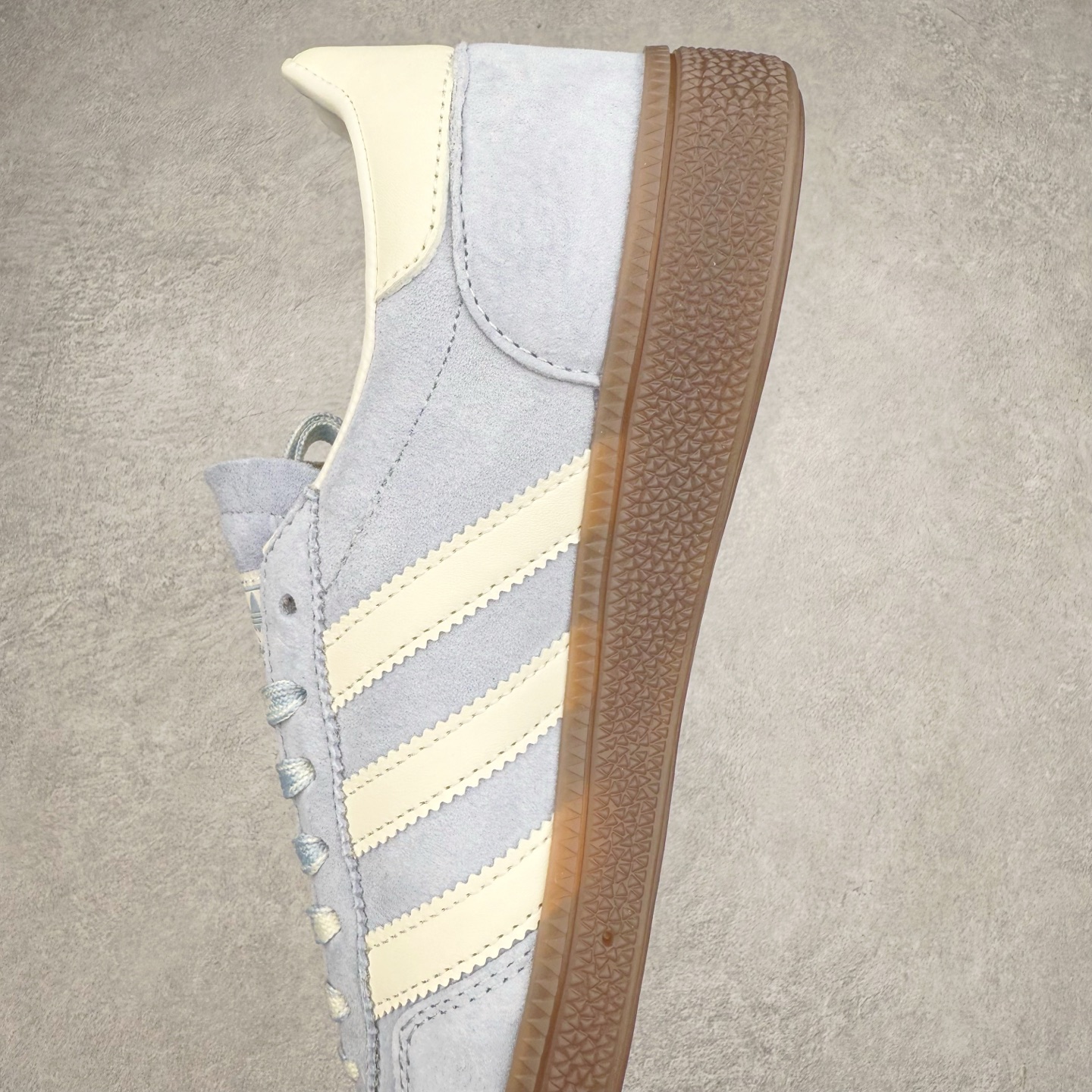 图片[7]-AD Originals Handball SPZL 手球运动员系列百搭休闲运动板鞋 KJ5933 这款来自阿迪达斯的这款HANDBALL SPZL前身是一双手球运动鞋，这一次拿来复刻，所以鞋面的主要色彩选用了黑色， 鞋面外侧除了Spezial字母之外还有三叶草标志。Handball SPZL作为复古手球训练鞋与作为室内足球鞋的Samba有着异曲同工之处，但是质感更为出众的鞋身以及丰富的配色选择比起Samba来讲可以说是更胜一筹了！尺码：36 36⅔ 37⅓ 38 38⅔ 39⅓ 40 40⅔ 41⅓ 42 42⅔ 43⅓ 44 45-选品中心