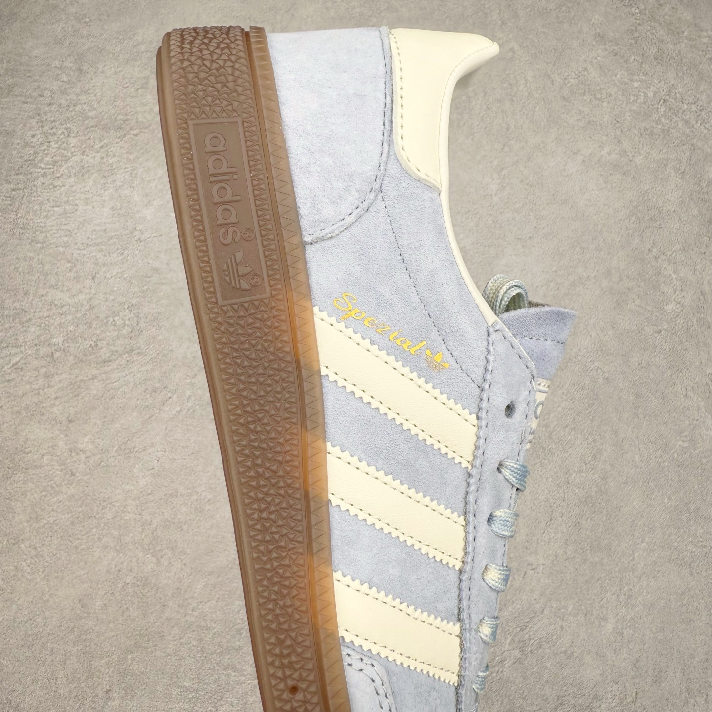 图片[6]-AD Originals Handball SPZL 手球运动员系列百搭休闲运动板鞋 KJ5933 这款来自阿迪达斯的这款HANDBALL SPZL前身是一双手球运动鞋，这一次拿来复刻，所以鞋面的主要色彩选用了黑色， 鞋面外侧除了Spezial字母之外还有三叶草标志。Handball SPZL作为复古手球训练鞋与作为室内足球鞋的Samba有着异曲同工之处，但是质感更为出众的鞋身以及丰富的配色选择比起Samba来讲可以说是更胜一筹了！尺码：36 36⅔ 37⅓ 38 38⅔ 39⅓ 40 40⅔ 41⅓ 42 42⅔ 43⅓ 44 45-选品中心