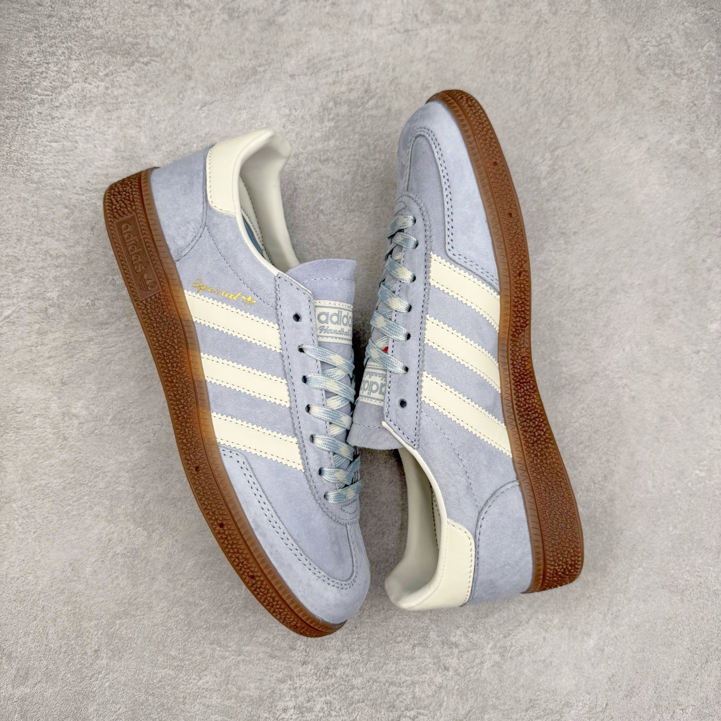 图片[3]-AD Originals Handball SPZL 手球运动员系列百搭休闲运动板鞋 KJ5933 这款来自阿迪达斯的这款HANDBALL SPZL前身是一双手球运动鞋，这一次拿来复刻，所以鞋面的主要色彩选用了黑色， 鞋面外侧除了Spezial字母之外还有三叶草标志。Handball SPZL作为复古手球训练鞋与作为室内足球鞋的Samba有着异曲同工之处，但是质感更为出众的鞋身以及丰富的配色选择比起Samba来讲可以说是更胜一筹了！尺码：36 36⅔ 37⅓ 38 38⅔ 39⅓ 40 40⅔ 41⅓ 42 42⅔ 43⅓ 44 45-选品中心