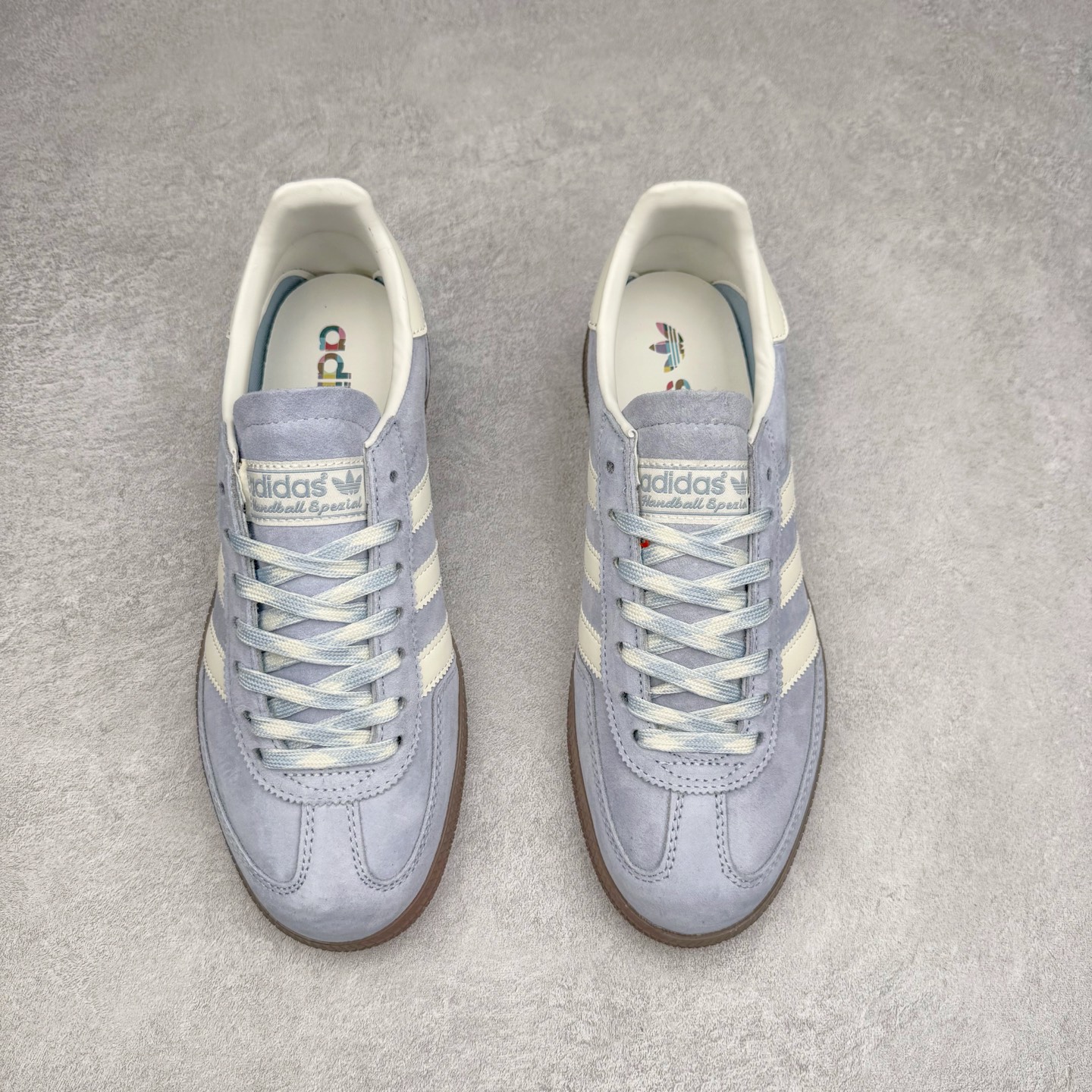 图片[2]-AD Originals Handball SPZL 手球运动员系列百搭休闲运动板鞋 KJ5933 这款来自阿迪达斯的这款HANDBALL SPZL前身是一双手球运动鞋，这一次拿来复刻，所以鞋面的主要色彩选用了黑色， 鞋面外侧除了Spezial字母之外还有三叶草标志。Handball SPZL作为复古手球训练鞋与作为室内足球鞋的Samba有着异曲同工之处，但是质感更为出众的鞋身以及丰富的配色选择比起Samba来讲可以说是更胜一筹了！尺码：36 36⅔ 37⅓ 38 38⅔ 39⅓ 40 40⅔ 41⅓ 42 42⅔ 43⅓ 44 45-选品中心