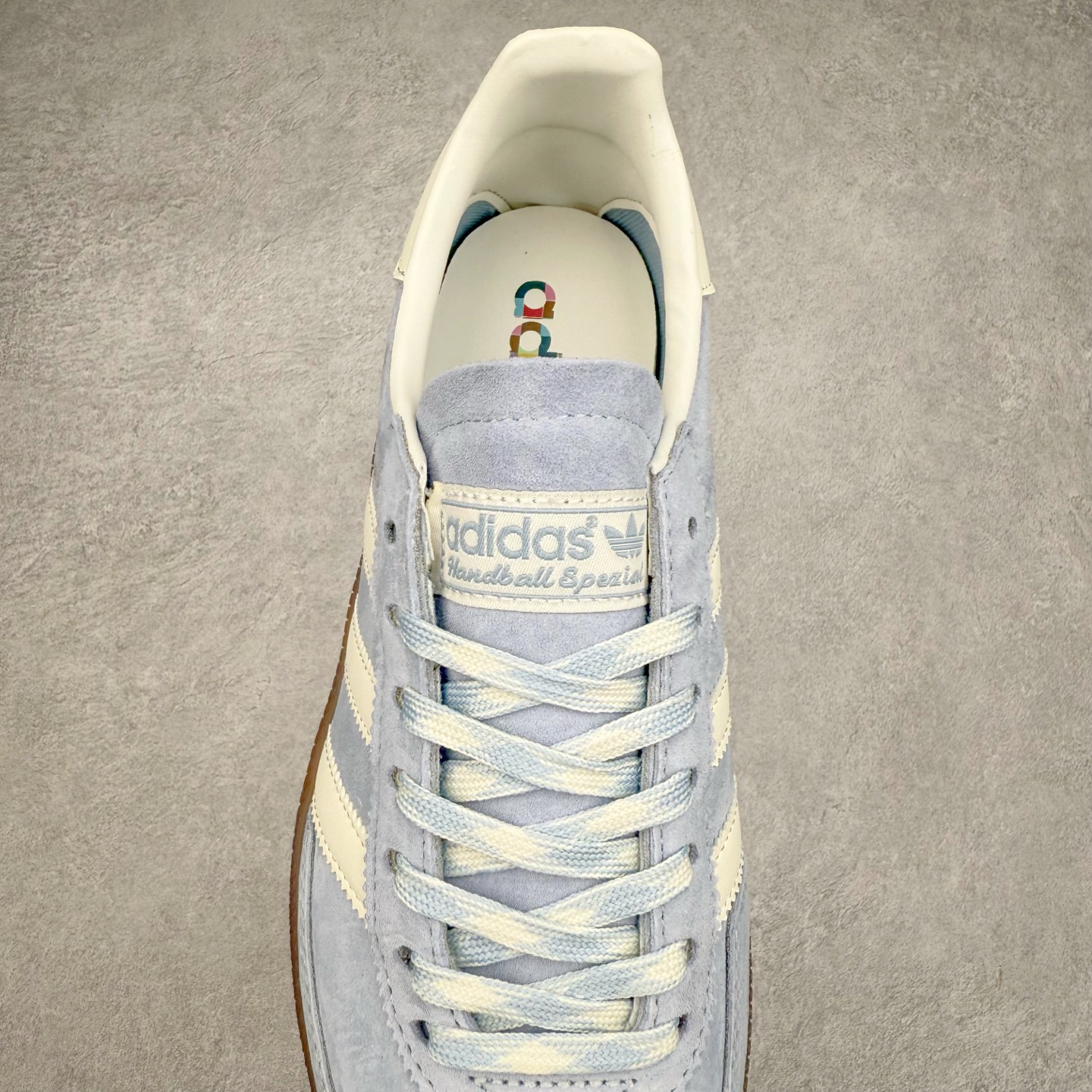 图片[5]-AD Originals Handball SPZL 手球运动员系列百搭休闲运动板鞋 KJ5933 这款来自阿迪达斯的这款HANDBALL SPZL前身是一双手球运动鞋，这一次拿来复刻，所以鞋面的主要色彩选用了黑色， 鞋面外侧除了Spezial字母之外还有三叶草标志。Handball SPZL作为复古手球训练鞋与作为室内足球鞋的Samba有着异曲同工之处，但是质感更为出众的鞋身以及丰富的配色选择比起Samba来讲可以说是更胜一筹了！尺码：36 36⅔ 37⅓ 38 38⅔ 39⅓ 40 40⅔ 41⅓ 42 42⅔ 43⅓ 44 45-选品中心