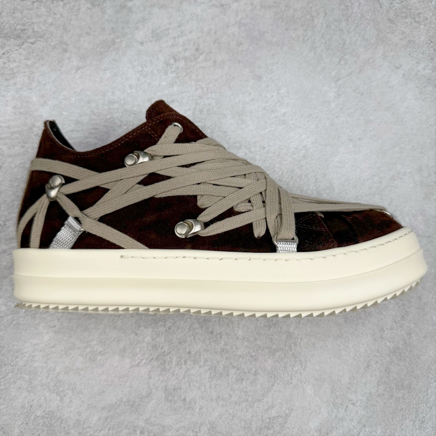 ＃DG纯原 Rick Owens Edfu 瑞克·欧文斯低帮皮面时尚运动板鞋 黑棕疯狂绑带 二级市场已经7K以上 平台客户随意卖四位数 RO广东原厂出品 纯原天花板 原版一比一复刻 冲正绝不翻车 还原度达到百分之98以上 原楦开发纸版版型 ZP拆解原版1：1复模裁片纸版 力求做到0错位 这样才能达到和zp一致的鞋型味道 采用进口cnc数控机床开发对版独家tpu奶香大底 区别于市场所有版本 zp同源全头层粒面小牛皮 达到和zp一致手感 原厂进口细纹布 万邦订购原厂高弹粉红色海绵 内里搭配软质细腻羊皮 TPU高密度大底 软硬度透光度高已经测试和原版一致 尺码：36 37 38 39 40 41 42 43 44 45 46-选品中心