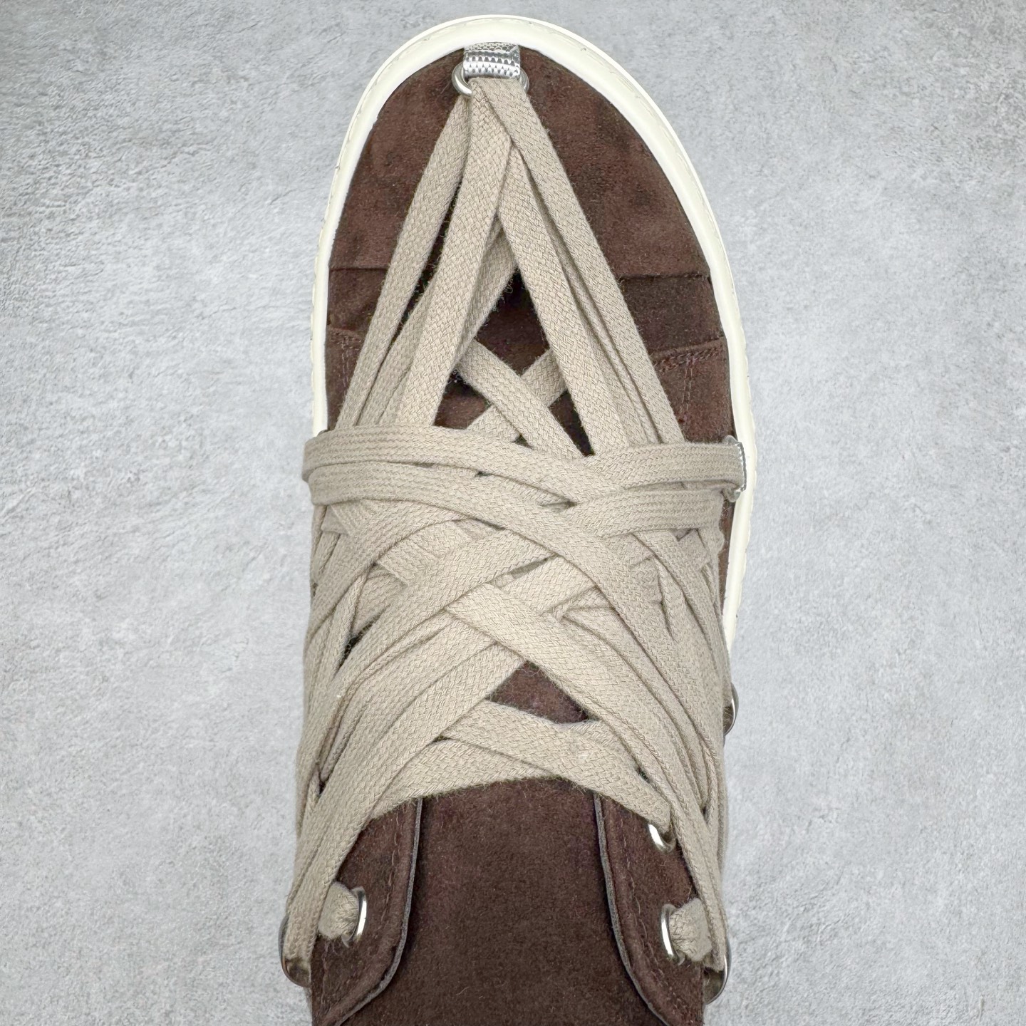 图片[4]-＃DG纯原 Rick Owens Edfu 瑞克·欧文斯低帮皮面时尚运动板鞋 黑棕疯狂绑带 二级市场已经7K以上 平台客户随意卖四位数 RO广东原厂出品 纯原天花板 原版一比一复刻 冲正绝不翻车 还原度达到百分之98以上 原楦开发纸版版型 ZP拆解原版1：1复模裁片纸版 力求做到0错位 这样才能达到和zp一致的鞋型味道 采用进口cnc数控机床开发对版独家tpu奶香大底 区别于市场所有版本 zp同源全头层粒面小牛皮 达到和zp一致手感 原厂进口细纹布 万邦订购原厂高弹粉红色海绵 内里搭配软质细腻羊皮 TPU高密度大底 软硬度透光度高已经测试和原版一致 尺码：36 37 38 39 40 41 42 43 44 45 46-选品中心