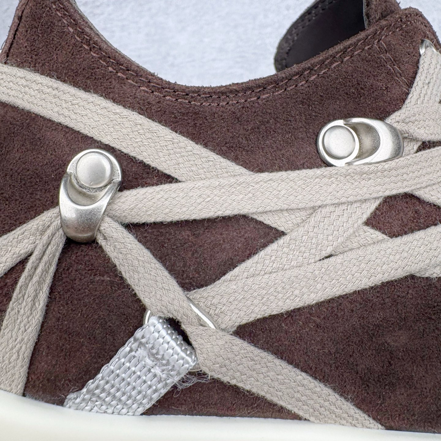 图片[17]-＃DG纯原 Rick Owens Edfu 瑞克·欧文斯低帮皮面时尚运动板鞋 黑棕疯狂绑带 二级市场已经7K以上 平台客户随意卖四位数 RO广东原厂出品 纯原天花板 原版一比一复刻 冲正绝不翻车 还原度达到百分之98以上 原楦开发纸版版型 ZP拆解原版1：1复模裁片纸版 力求做到0错位 这样才能达到和zp一致的鞋型味道 采用进口cnc数控机床开发对版独家tpu奶香大底 区别于市场所有版本 zp同源全头层粒面小牛皮 达到和zp一致手感 原厂进口细纹布 万邦订购原厂高弹粉红色海绵 内里搭配软质细腻羊皮 TPU高密度大底 软硬度透光度高已经测试和原版一致 尺码：36 37 38 39 40 41 42 43 44 45 46-选品中心