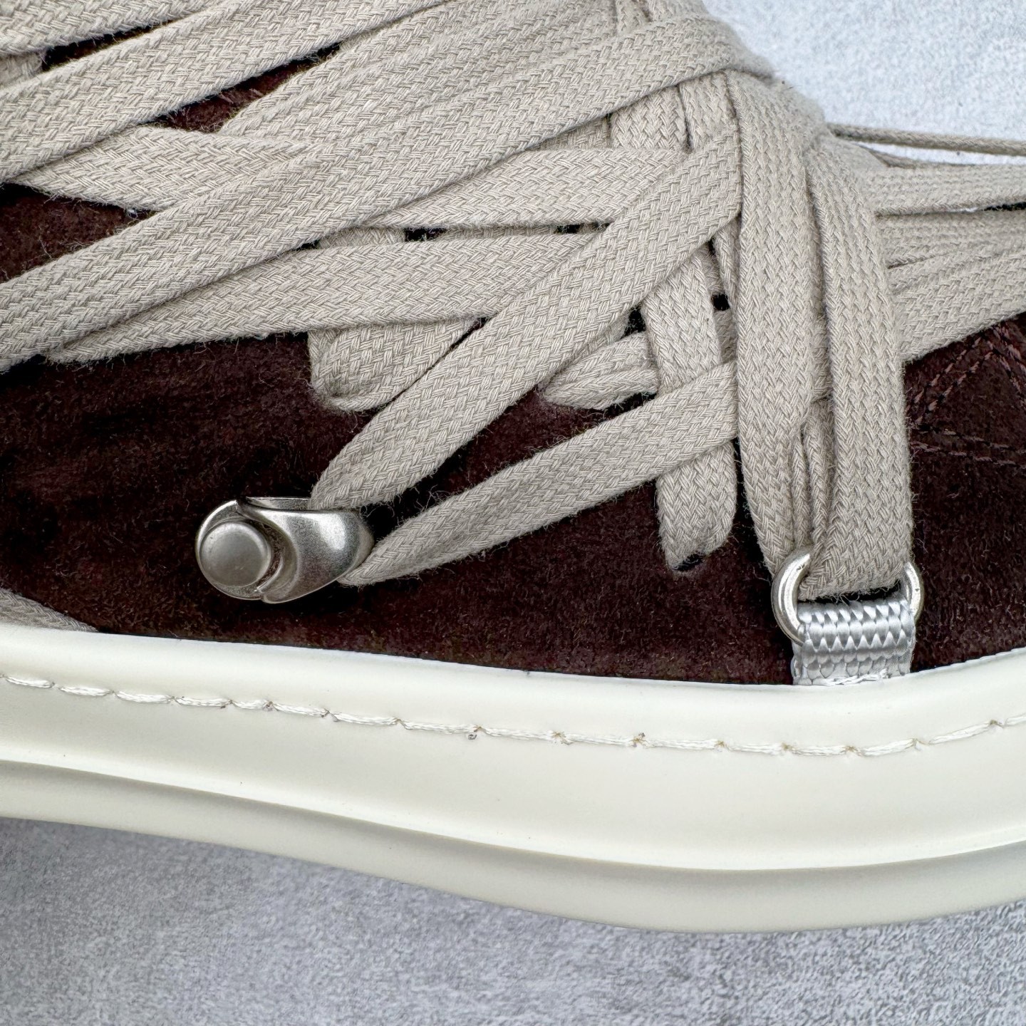 图片[18]-＃DG纯原 Rick Owens Edfu 瑞克·欧文斯低帮皮面时尚运动板鞋 黑棕疯狂绑带 二级市场已经7K以上 平台客户随意卖四位数 RO广东原厂出品 纯原天花板 原版一比一复刻 冲正绝不翻车 还原度达到百分之98以上 原楦开发纸版版型 ZP拆解原版1：1复模裁片纸版 力求做到0错位 这样才能达到和zp一致的鞋型味道 采用进口cnc数控机床开发对版独家tpu奶香大底 区别于市场所有版本 zp同源全头层粒面小牛皮 达到和zp一致手感 原厂进口细纹布 万邦订购原厂高弹粉红色海绵 内里搭配软质细腻羊皮 TPU高密度大底 软硬度透光度高已经测试和原版一致 尺码：36 37 38 39 40 41 42 43 44 45 46-选品中心