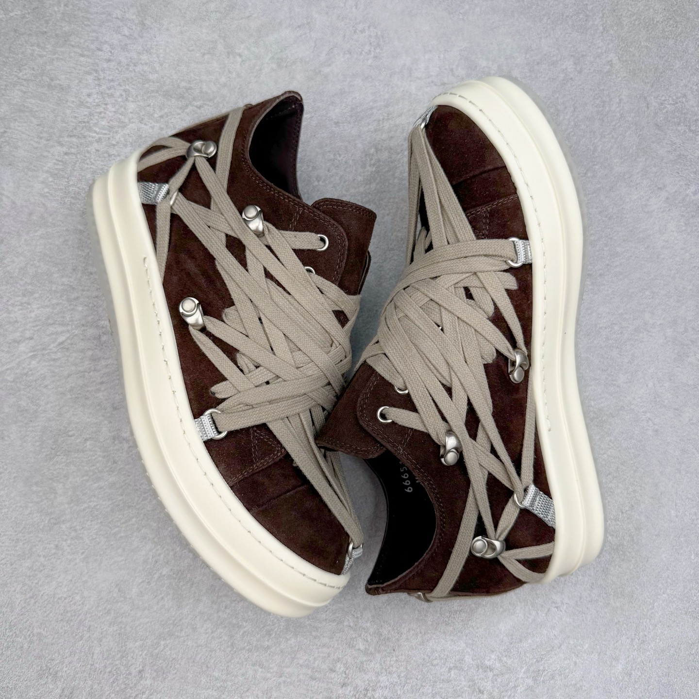 图片[3]-＃DG纯原 Rick Owens Edfu 瑞克·欧文斯低帮皮面时尚运动板鞋 黑棕疯狂绑带 二级市场已经7K以上 平台客户随意卖四位数 RO广东原厂出品 纯原天花板 原版一比一复刻 冲正绝不翻车 还原度达到百分之98以上 原楦开发纸版版型 ZP拆解原版1：1复模裁片纸版 力求做到0错位 这样才能达到和zp一致的鞋型味道 采用进口cnc数控机床开发对版独家tpu奶香大底 区别于市场所有版本 zp同源全头层粒面小牛皮 达到和zp一致手感 原厂进口细纹布 万邦订购原厂高弹粉红色海绵 内里搭配软质细腻羊皮 TPU高密度大底 软硬度透光度高已经测试和原版一致 尺码：36 37 38 39 40 41 42 43 44 45 46-选品中心