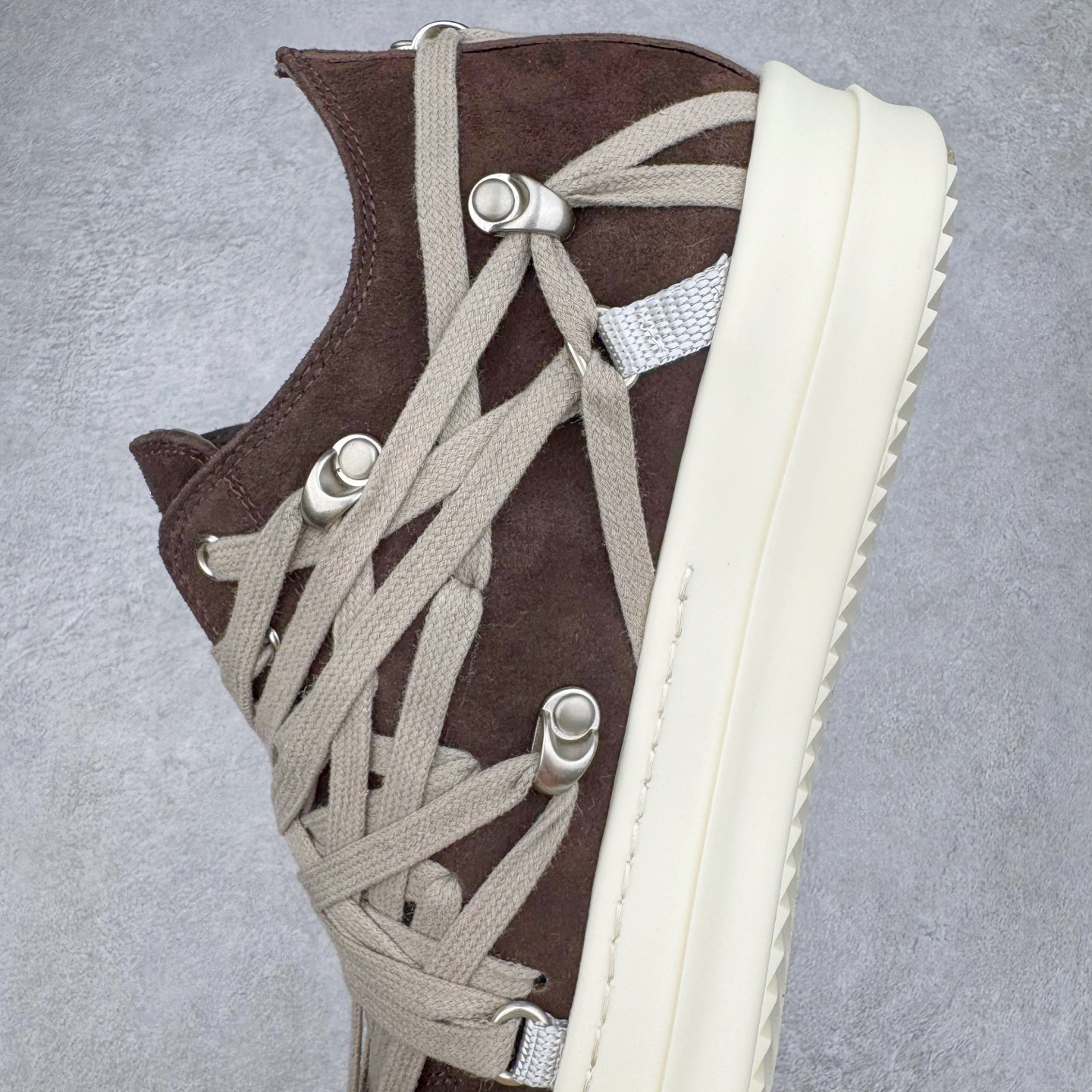 图片[7]-＃DG纯原 Rick Owens Edfu 瑞克·欧文斯低帮皮面时尚运动板鞋 黑棕疯狂绑带 二级市场已经7K以上 平台客户随意卖四位数 RO广东原厂出品 纯原天花板 原版一比一复刻 冲正绝不翻车 还原度达到百分之98以上 原楦开发纸版版型 ZP拆解原版1：1复模裁片纸版 力求做到0错位 这样才能达到和zp一致的鞋型味道 采用进口cnc数控机床开发对版独家tpu奶香大底 区别于市场所有版本 zp同源全头层粒面小牛皮 达到和zp一致手感 原厂进口细纹布 万邦订购原厂高弹粉红色海绵 内里搭配软质细腻羊皮 TPU高密度大底 软硬度透光度高已经测试和原版一致 尺码：36 37 38 39 40 41 42 43 44 45 46-选品中心