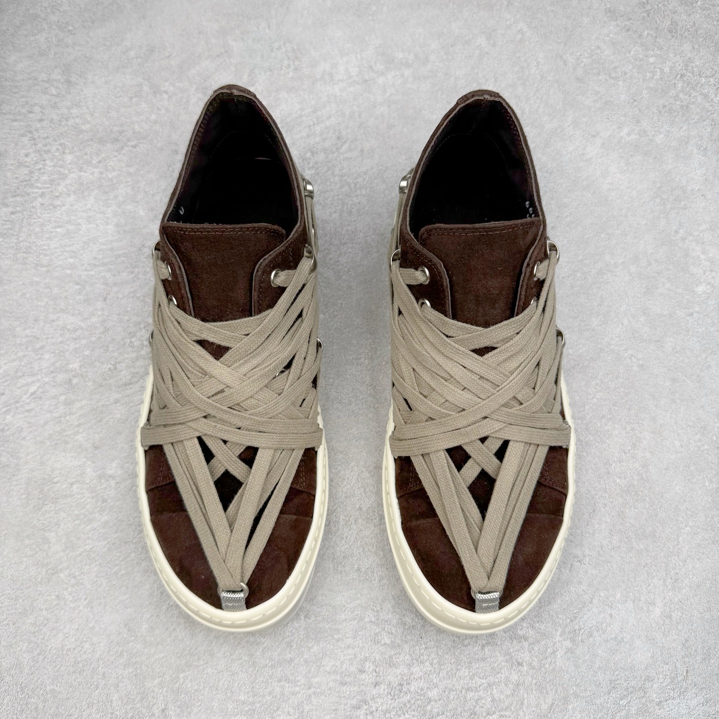 图片[2]-＃DG纯原 Rick Owens Edfu 瑞克·欧文斯低帮皮面时尚运动板鞋 黑棕疯狂绑带 二级市场已经7K以上 平台客户随意卖四位数 RO广东原厂出品 纯原天花板 原版一比一复刻 冲正绝不翻车 还原度达到百分之98以上 原楦开发纸版版型 ZP拆解原版1：1复模裁片纸版 力求做到0错位 这样才能达到和zp一致的鞋型味道 采用进口cnc数控机床开发对版独家tpu奶香大底 区别于市场所有版本 zp同源全头层粒面小牛皮 达到和zp一致手感 原厂进口细纹布 万邦订购原厂高弹粉红色海绵 内里搭配软质细腻羊皮 TPU高密度大底 软硬度透光度高已经测试和原版一致 尺码：36 37 38 39 40 41 42 43 44 45 46-选品中心