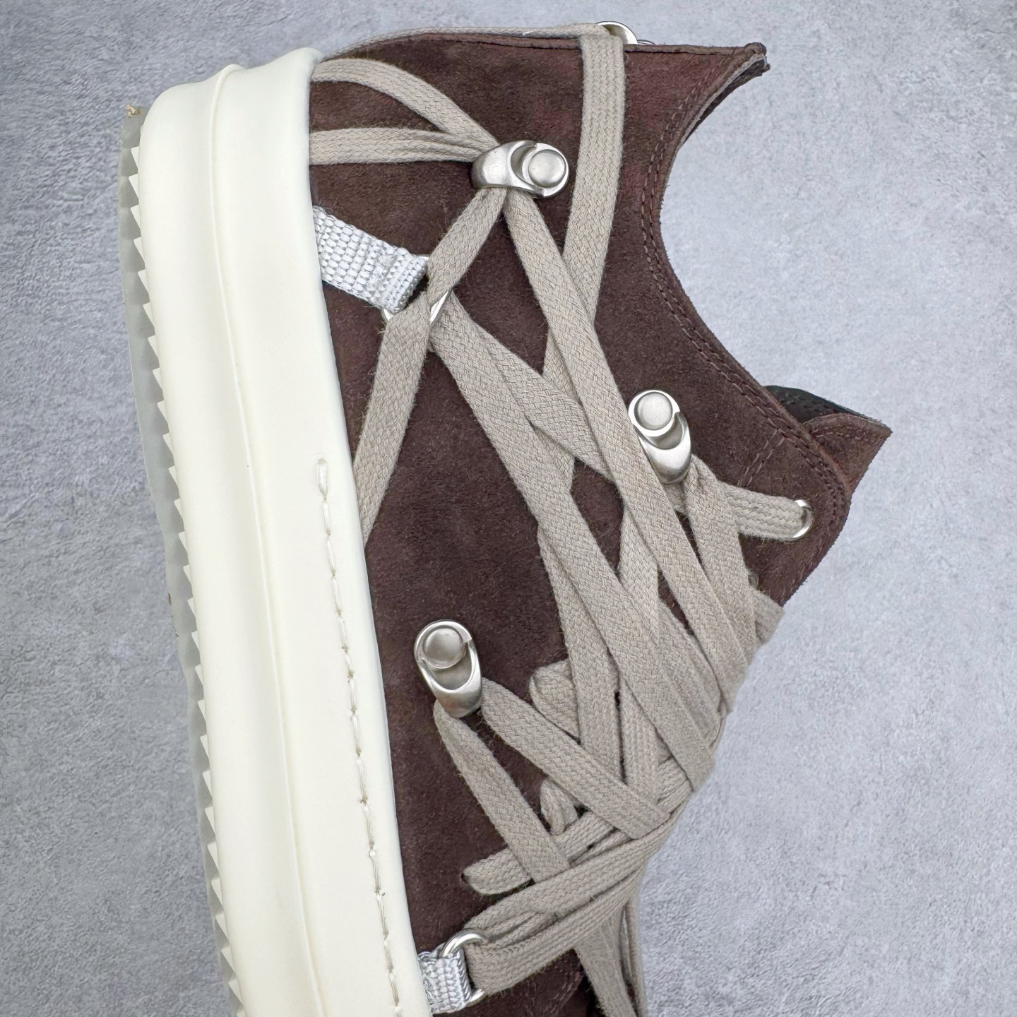 图片[6]-＃DG纯原 Rick Owens Edfu 瑞克·欧文斯低帮皮面时尚运动板鞋 黑棕疯狂绑带 二级市场已经7K以上 平台客户随意卖四位数 RO广东原厂出品 纯原天花板 原版一比一复刻 冲正绝不翻车 还原度达到百分之98以上 原楦开发纸版版型 ZP拆解原版1：1复模裁片纸版 力求做到0错位 这样才能达到和zp一致的鞋型味道 采用进口cnc数控机床开发对版独家tpu奶香大底 区别于市场所有版本 zp同源全头层粒面小牛皮 达到和zp一致手感 原厂进口细纹布 万邦订购原厂高弹粉红色海绵 内里搭配软质细腻羊皮 TPU高密度大底 软硬度透光度高已经测试和原版一致 尺码：36 37 38 39 40 41 42 43 44 45 46-选品中心