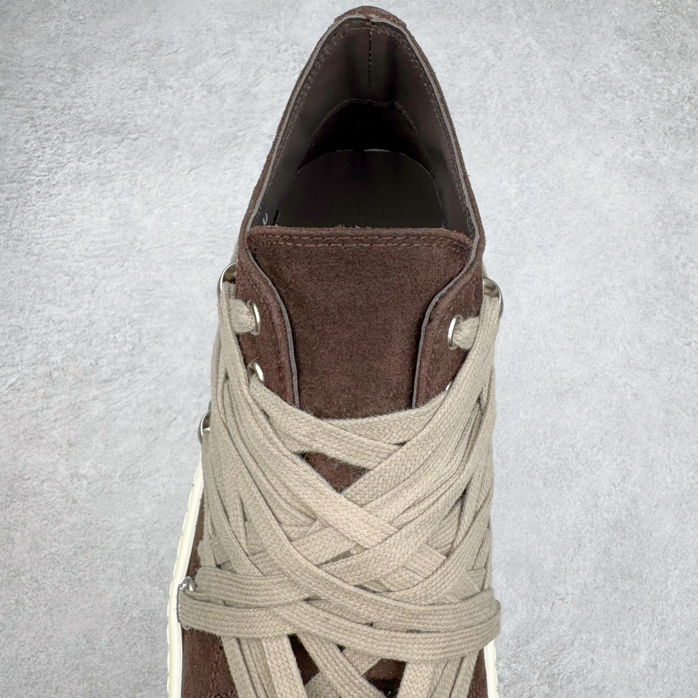 图片[5]-＃DG纯原 Rick Owens Edfu 瑞克·欧文斯低帮皮面时尚运动板鞋 黑棕疯狂绑带 二级市场已经7K以上 平台客户随意卖四位数 RO广东原厂出品 纯原天花板 原版一比一复刻 冲正绝不翻车 还原度达到百分之98以上 原楦开发纸版版型 ZP拆解原版1：1复模裁片纸版 力求做到0错位 这样才能达到和zp一致的鞋型味道 采用进口cnc数控机床开发对版独家tpu奶香大底 区别于市场所有版本 zp同源全头层粒面小牛皮 达到和zp一致手感 原厂进口细纹布 万邦订购原厂高弹粉红色海绵 内里搭配软质细腻羊皮 TPU高密度大底 软硬度透光度高已经测试和原版一致 尺码：36 37 38 39 40 41 42 43 44 45 46-选品中心