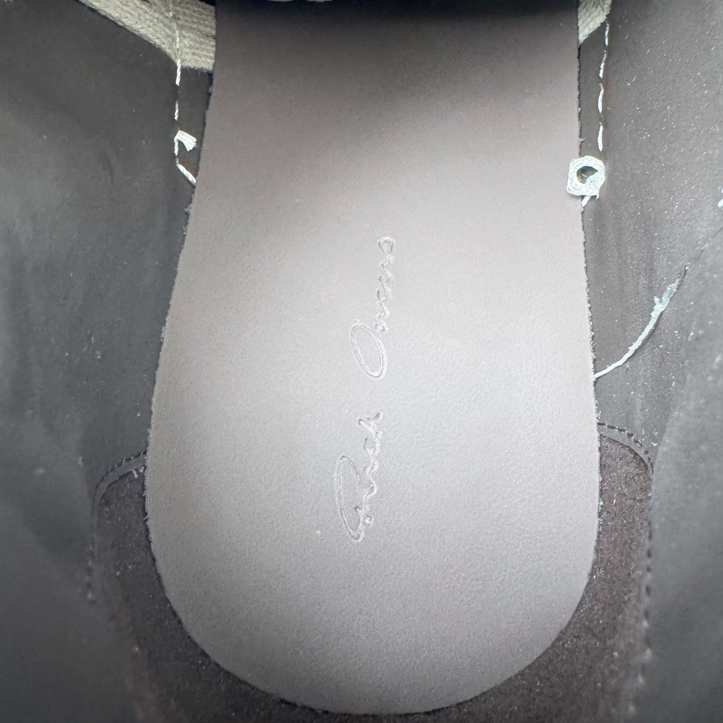 图片[10]-＃DG纯原 Rick Owens Edfu 瑞克·欧文斯低帮皮面时尚运动板鞋 黑棕疯狂绑带 二级市场已经7K以上 平台客户随意卖四位数 RO广东原厂出品 纯原天花板 原版一比一复刻 冲正绝不翻车 还原度达到百分之98以上 原楦开发纸版版型 ZP拆解原版1：1复模裁片纸版 力求做到0错位 这样才能达到和zp一致的鞋型味道 采用进口cnc数控机床开发对版独家tpu奶香大底 区别于市场所有版本 zp同源全头层粒面小牛皮 达到和zp一致手感 原厂进口细纹布 万邦订购原厂高弹粉红色海绵 内里搭配软质细腻羊皮 TPU高密度大底 软硬度透光度高已经测试和原版一致 尺码：36 37 38 39 40 41 42 43 44 45 46-选品中心