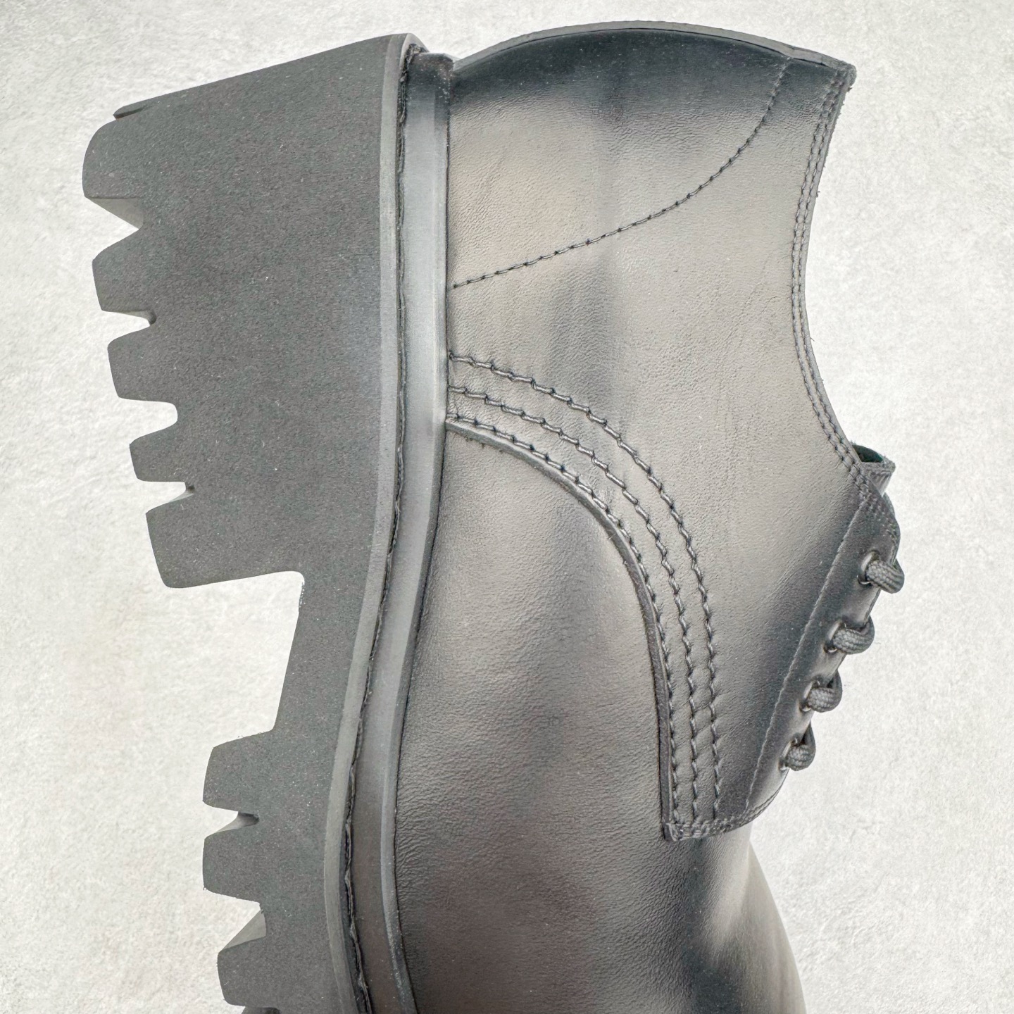 图片[6]-＃GD广顶 Balenciaga Stomper 巴黎世家时尚系带牛皮厚底德比鞋 象征着时尚的前沿 款式典雅而时尚 突显法式高雅气息 众多国内外一线潮流明星上脚加持 舒适鞋面 具有很好的延展性和透气性 外观设计鞋身运用简洁的黑色进行搭配 上脚颜值高 鞋跟耐磨性强 不易打滑 尺码：39-45（偏大一码）-选品中心