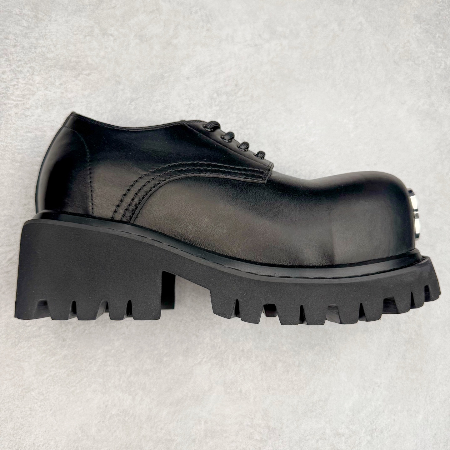 #GD广顶 Balenciaga Stomper 巴黎世家时尚系带牛皮厚底德比鞋 象征着时尚的前沿 款式典雅而时尚 突显法式高雅气息 众多国内外一线潮流明星上脚加持 舒适鞋面 具有很好的延展性和透气性 外观设计鞋身运用简洁的黑色进行搭配 上脚颜值高 鞋跟耐磨性强 不易打滑 尺码:39-45(偏大一码)-选品中心