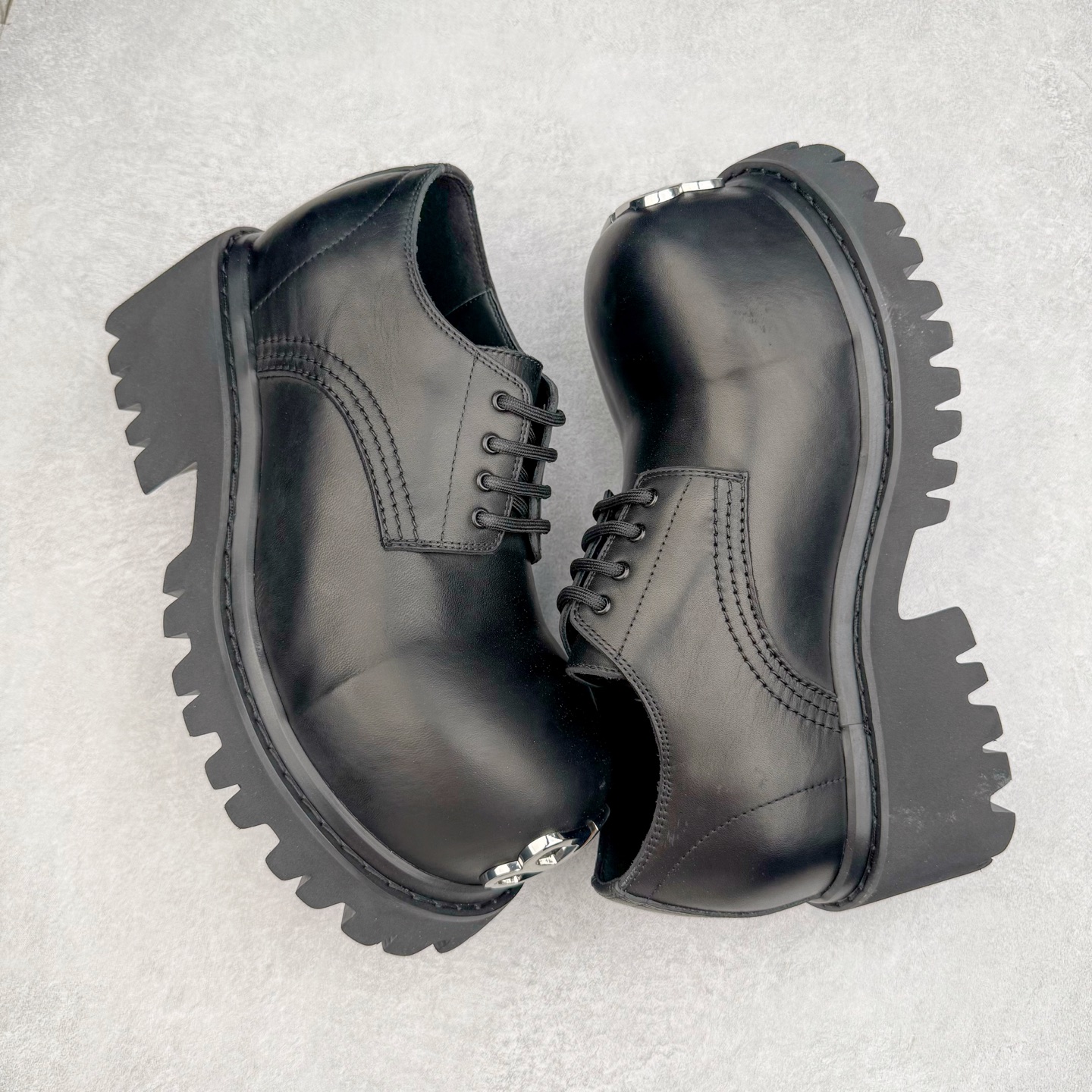 图片[3]-＃GD广顶 Balenciaga Stomper 巴黎世家时尚系带牛皮厚底德比鞋 象征着时尚的前沿 款式典雅而时尚 突显法式高雅气息 众多国内外一线潮流明星上脚加持 舒适鞋面 具有很好的延展性和透气性 外观设计鞋身运用简洁的黑色进行搭配 上脚颜值高 鞋跟耐磨性强 不易打滑 尺码：39-45（偏大一码）-选品中心