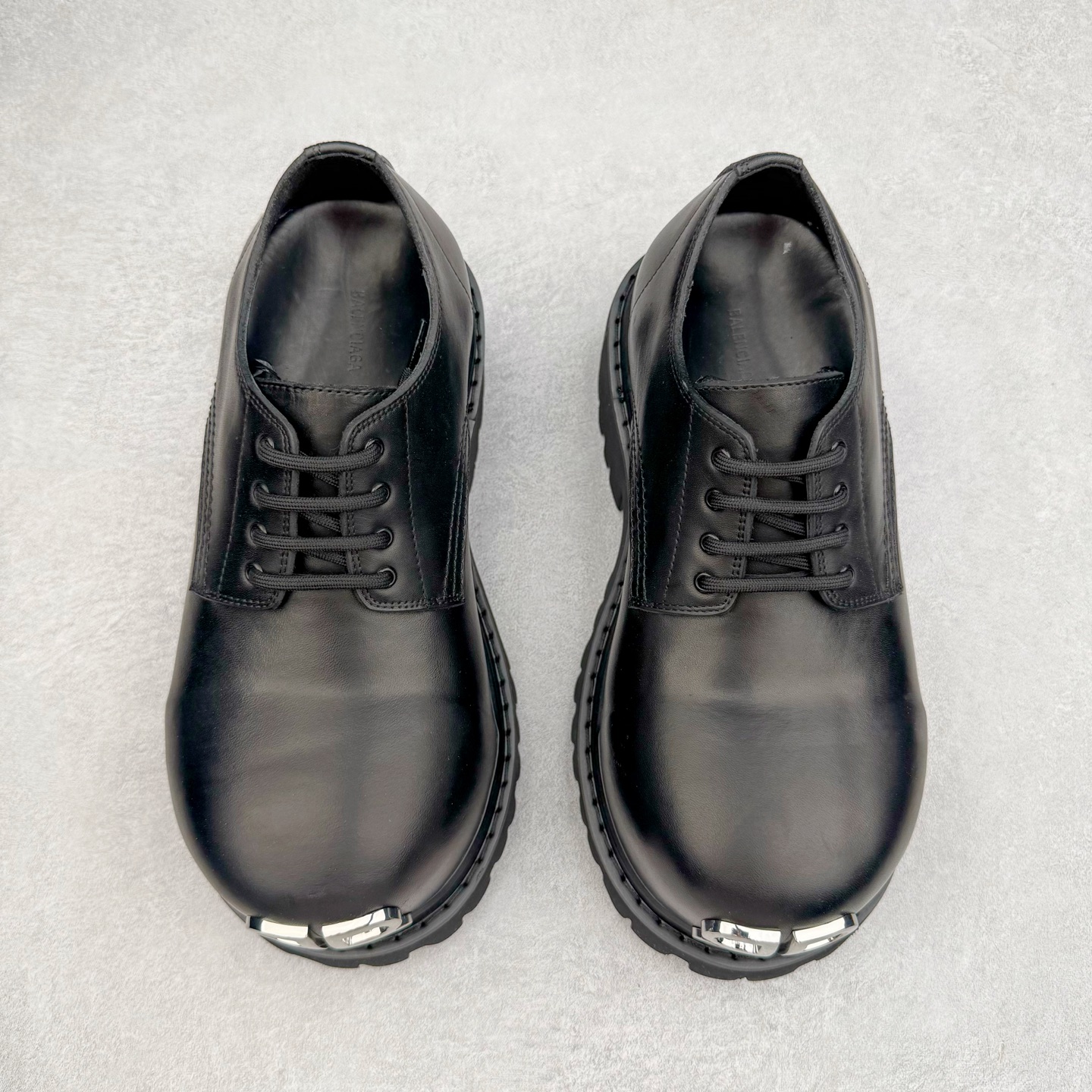 图片[2]-＃GD广顶 Balenciaga Stomper 巴黎世家时尚系带牛皮厚底德比鞋 象征着时尚的前沿 款式典雅而时尚 突显法式高雅气息 众多国内外一线潮流明星上脚加持 舒适鞋面 具有很好的延展性和透气性 外观设计鞋身运用简洁的黑色进行搭配 上脚颜值高 鞋跟耐磨性强 不易打滑 尺码：39-45（偏大一码）-选品中心