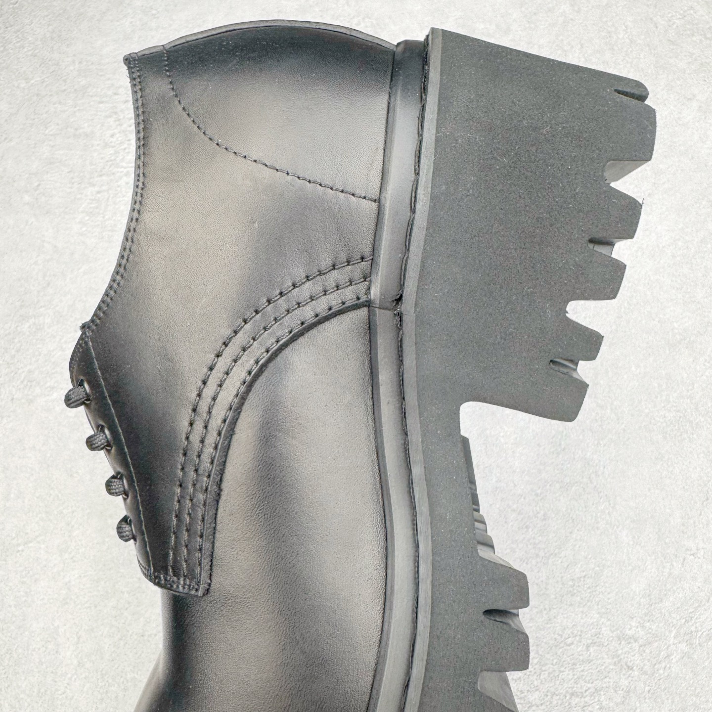 图片[7]-＃GD广顶 Balenciaga Stomper 巴黎世家时尚系带牛皮厚底德比鞋 象征着时尚的前沿 款式典雅而时尚 突显法式高雅气息 众多国内外一线潮流明星上脚加持 舒适鞋面 具有很好的延展性和透气性 外观设计鞋身运用简洁的黑色进行搭配 上脚颜值高 鞋跟耐磨性强 不易打滑 尺码：39-45（偏大一码）-选品中心