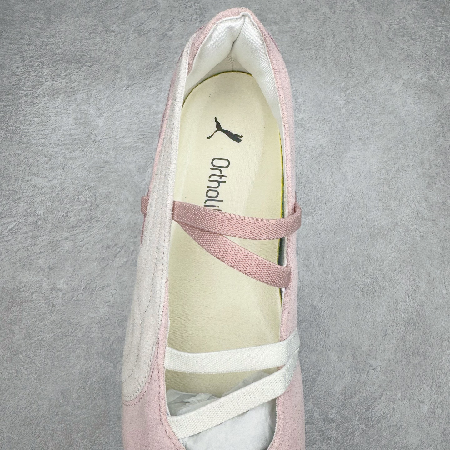 图片[5]-＃S2 PUMA Speedcat Ballerina 彪马柔软舒适防滑耐磨低帮生活休闲鞋芭蕾舞鞋单鞋玛丽珍鞋 这次，PUMA决定再对Speedcat来一次创新，以芭蕾舞鞋为灵感，将芭蕾舞鞋的灵动与轻盈感与赛车鞋融为一体，带来极具个性的全新鞋款Speedcat Ballerina。Speedcat Ballerina由Speedcat去除鞋舌、鞋带以及部分鞋侧位打造而成，鞋带部分被改为如同芭蕾鞋般的交叉弹性带，PUMA的标志依旧设计于鞋侧旁，整个鞋款外观变得更加优雅。Speedcat Ballerina 还汲取了赛车鞋的抓地设计，配备经典橡胶大底。尺码：36 37 37.5 38 38.5 39 40-选品中心