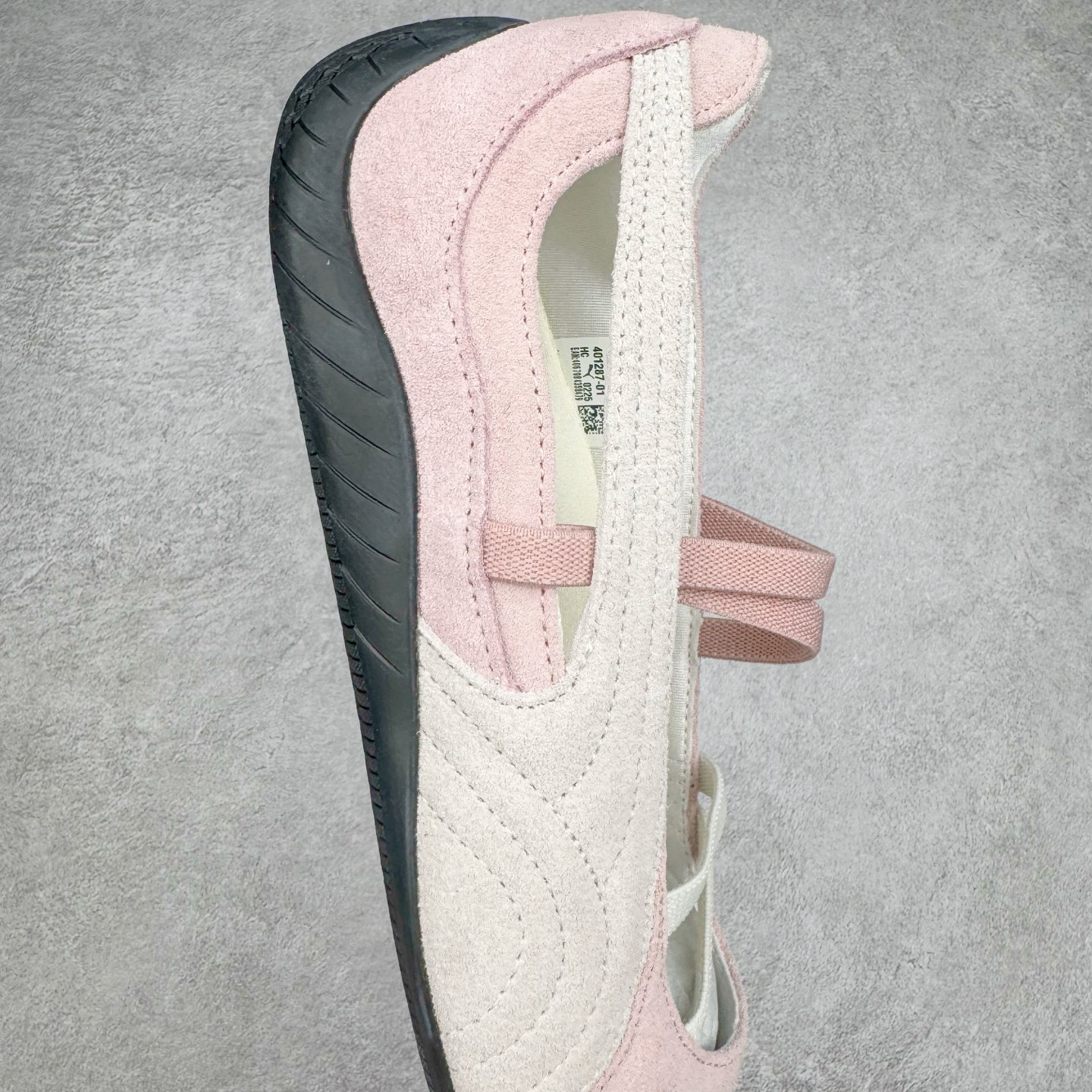 图片[6]-＃S2 PUMA Speedcat Ballerina 彪马柔软舒适防滑耐磨低帮生活休闲鞋芭蕾舞鞋单鞋玛丽珍鞋 这次，PUMA决定再对Speedcat来一次创新，以芭蕾舞鞋为灵感，将芭蕾舞鞋的灵动与轻盈感与赛车鞋融为一体，带来极具个性的全新鞋款Speedcat Ballerina。Speedcat Ballerina由Speedcat去除鞋舌、鞋带以及部分鞋侧位打造而成，鞋带部分被改为如同芭蕾鞋般的交叉弹性带，PUMA的标志依旧设计于鞋侧旁，整个鞋款外观变得更加优雅。Speedcat Ballerina 还汲取了赛车鞋的抓地设计，配备经典橡胶大底。尺码：36 37 37.5 38 38.5 39 40-选品中心