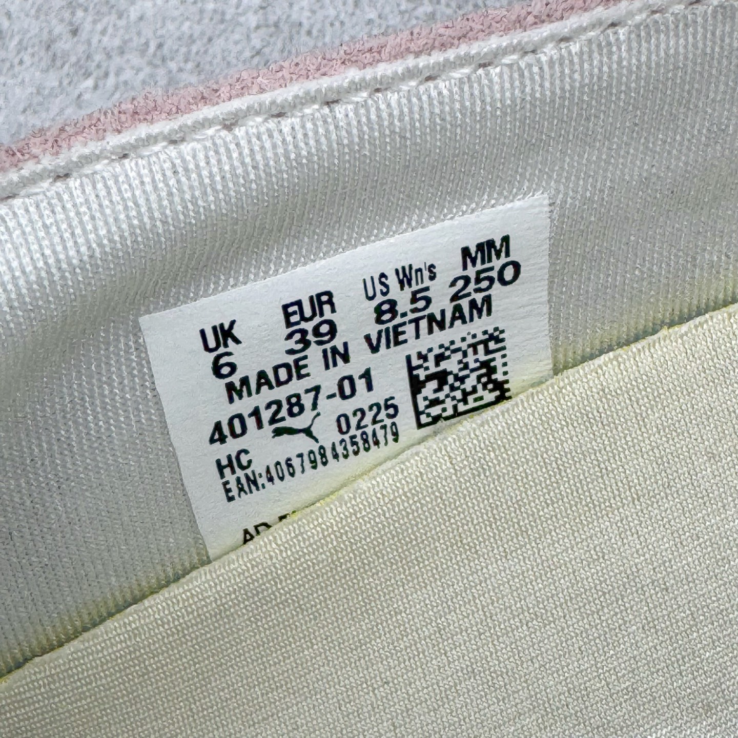 图片[11]-＃S2 PUMA Speedcat Ballerina 彪马柔软舒适防滑耐磨低帮生活休闲鞋芭蕾舞鞋单鞋玛丽珍鞋 这次，PUMA决定再对Speedcat来一次创新，以芭蕾舞鞋为灵感，将芭蕾舞鞋的灵动与轻盈感与赛车鞋融为一体，带来极具个性的全新鞋款Speedcat Ballerina。Speedcat Ballerina由Speedcat去除鞋舌、鞋带以及部分鞋侧位打造而成，鞋带部分被改为如同芭蕾鞋般的交叉弹性带，PUMA的标志依旧设计于鞋侧旁，整个鞋款外观变得更加优雅。Speedcat Ballerina 还汲取了赛车鞋的抓地设计，配备经典橡胶大底。尺码：36 37 37.5 38 38.5 39 40-选品中心