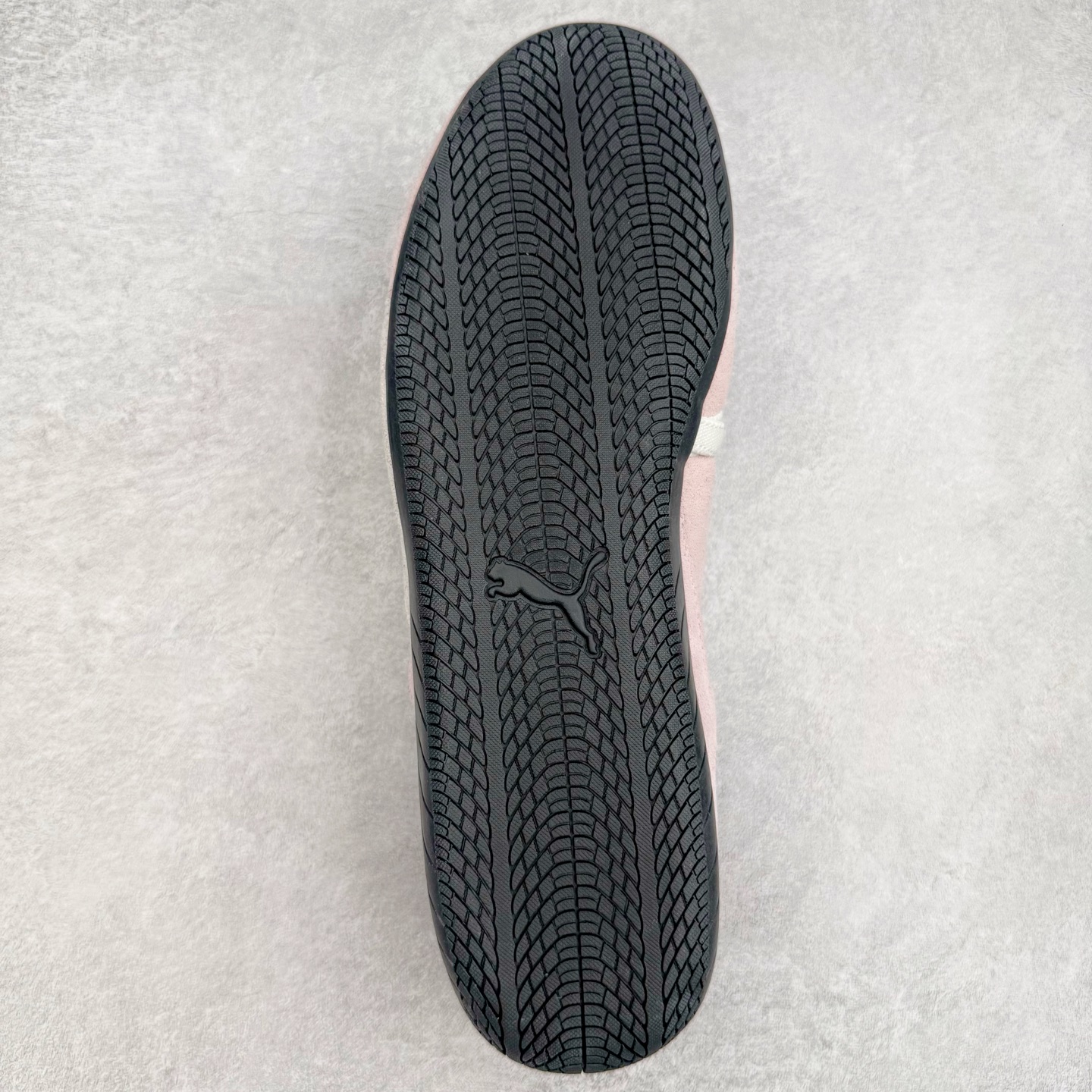 图片[9]-＃S2 PUMA Speedcat Ballerina 彪马柔软舒适防滑耐磨低帮生活休闲鞋芭蕾舞鞋单鞋玛丽珍鞋 这次，PUMA决定再对Speedcat来一次创新，以芭蕾舞鞋为灵感，将芭蕾舞鞋的灵动与轻盈感与赛车鞋融为一体，带来极具个性的全新鞋款Speedcat Ballerina。Speedcat Ballerina由Speedcat去除鞋舌、鞋带以及部分鞋侧位打造而成，鞋带部分被改为如同芭蕾鞋般的交叉弹性带，PUMA的标志依旧设计于鞋侧旁，整个鞋款外观变得更加优雅。Speedcat Ballerina 还汲取了赛车鞋的抓地设计，配备经典橡胶大底。尺码：36 37 37.5 38 38.5 39 40-选品中心