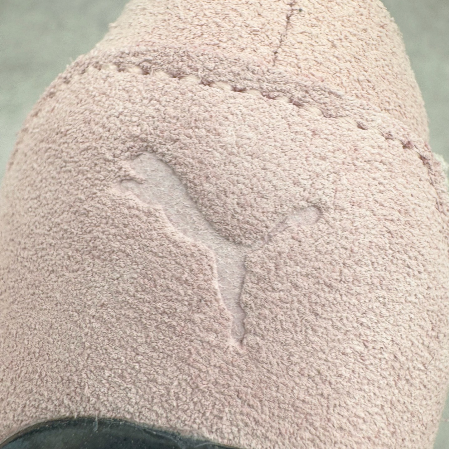 图片[14]-＃S2 PUMA Speedcat Ballerina 彪马柔软舒适防滑耐磨低帮生活休闲鞋芭蕾舞鞋单鞋玛丽珍鞋 这次，PUMA决定再对Speedcat来一次创新，以芭蕾舞鞋为灵感，将芭蕾舞鞋的灵动与轻盈感与赛车鞋融为一体，带来极具个性的全新鞋款Speedcat Ballerina。Speedcat Ballerina由Speedcat去除鞋舌、鞋带以及部分鞋侧位打造而成，鞋带部分被改为如同芭蕾鞋般的交叉弹性带，PUMA的标志依旧设计于鞋侧旁，整个鞋款外观变得更加优雅。Speedcat Ballerina 还汲取了赛车鞋的抓地设计，配备经典橡胶大底。尺码：36 37 37.5 38 38.5 39 40-选品中心